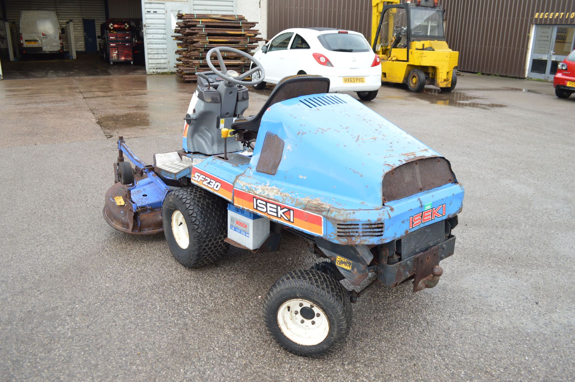 ISEKI SF230 HYDROSTATIC RIDE-ON MOWER *PLUS VAT* - Image 5 of 21