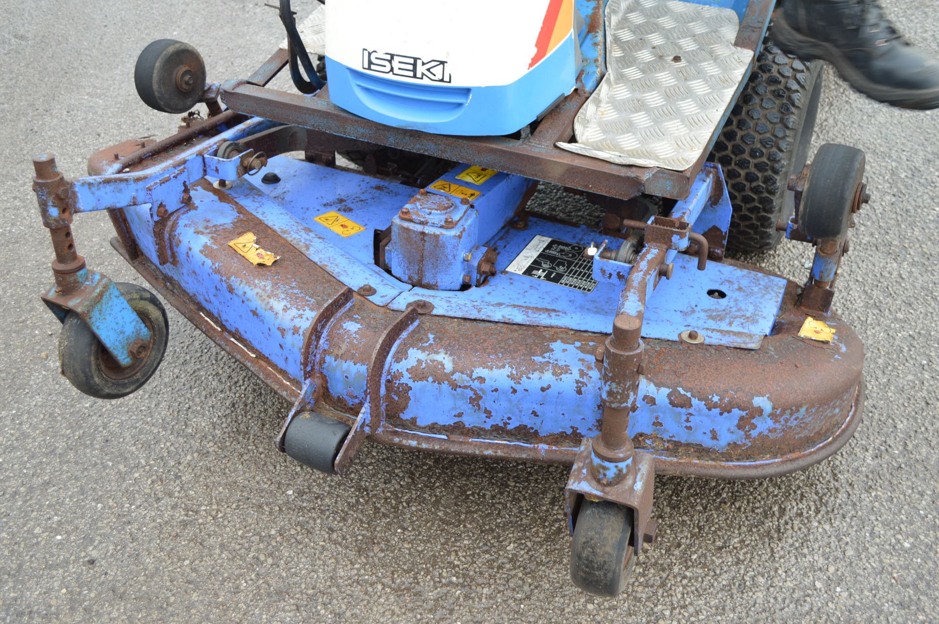 ISEKI SF230 HYDROSTATIC RIDE-ON MOWER *PLUS VAT* - Image 17 of 21