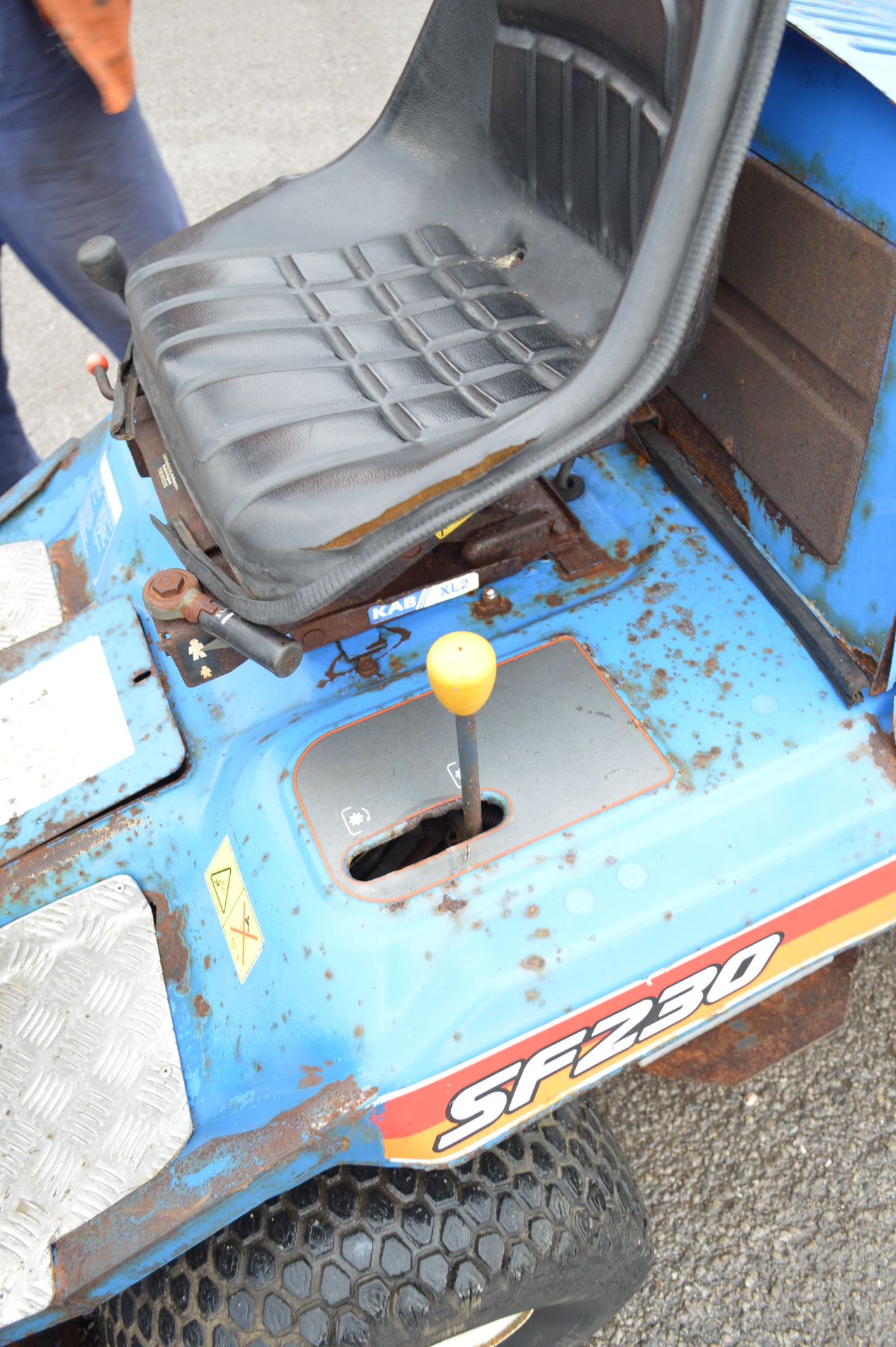 ISEKI SF230 HYDROSTATIC RIDE-ON MOWER *PLUS VAT* - Image 11 of 21