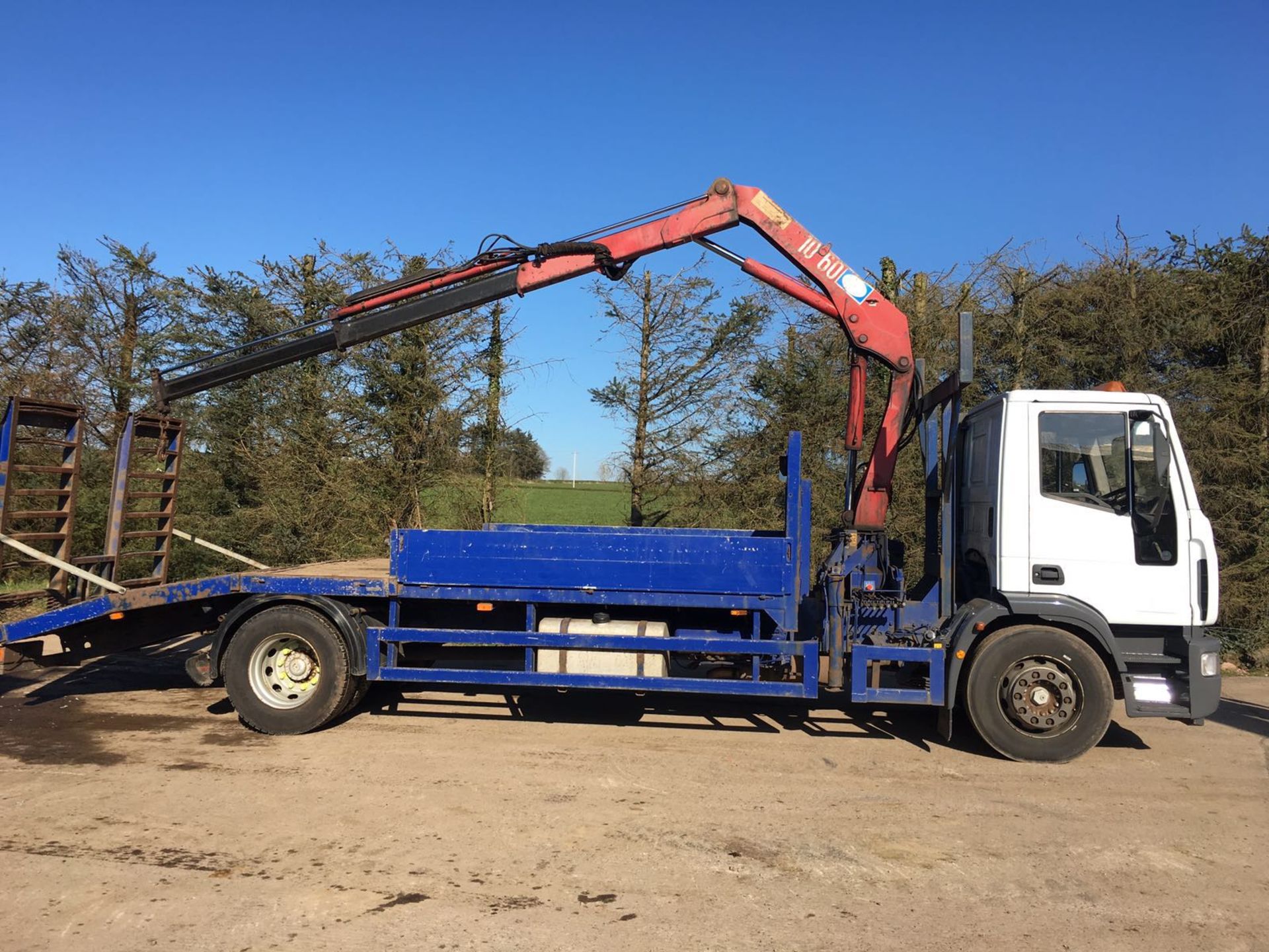 2004 IVECO 180E24 4X2 BEAVERTAIL WITH CRANE - Image 4 of 7