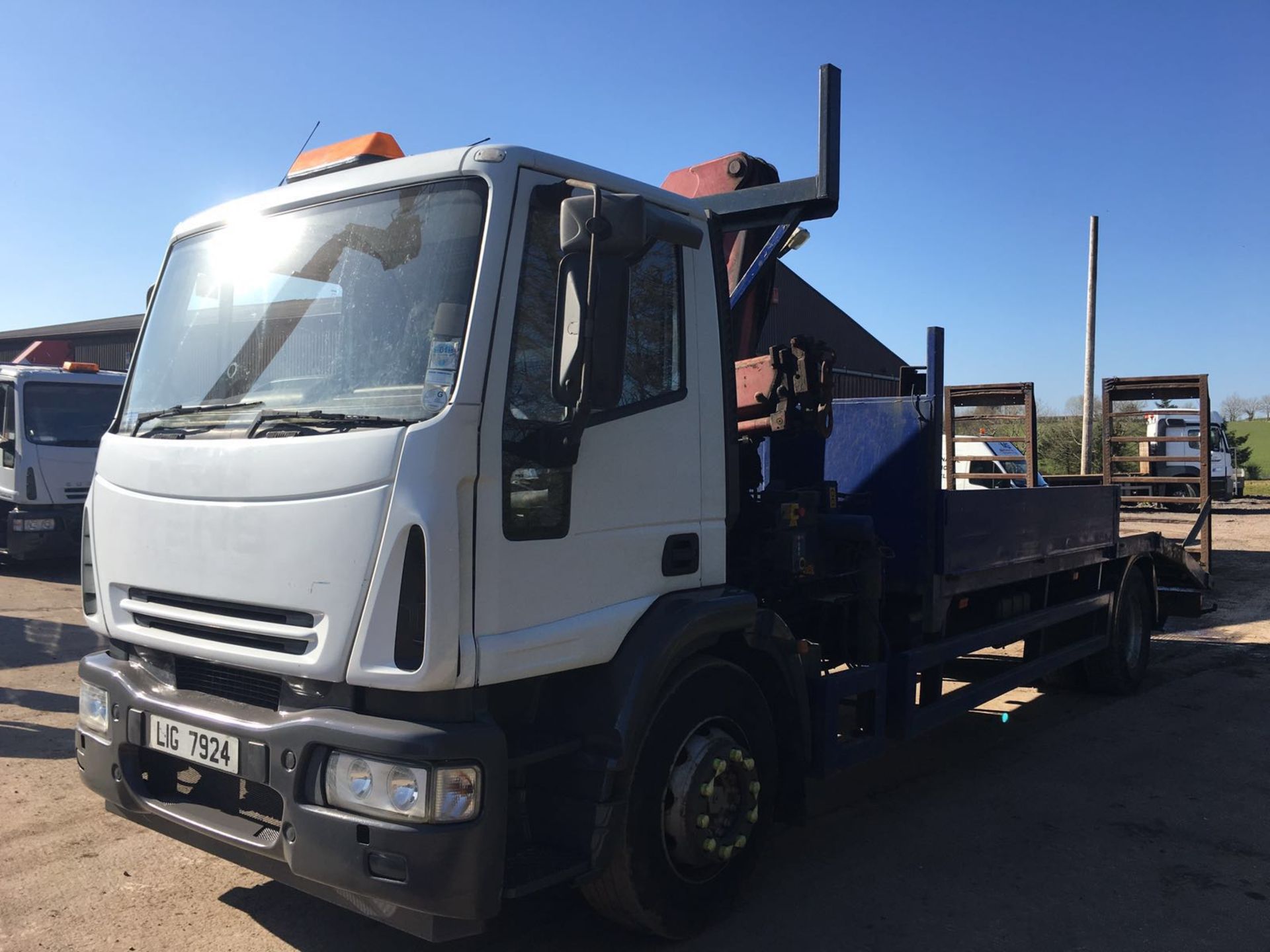 2004 IVECO 180E24 4X2 BEAVERTAIL WITH CRANE - Image 2 of 7