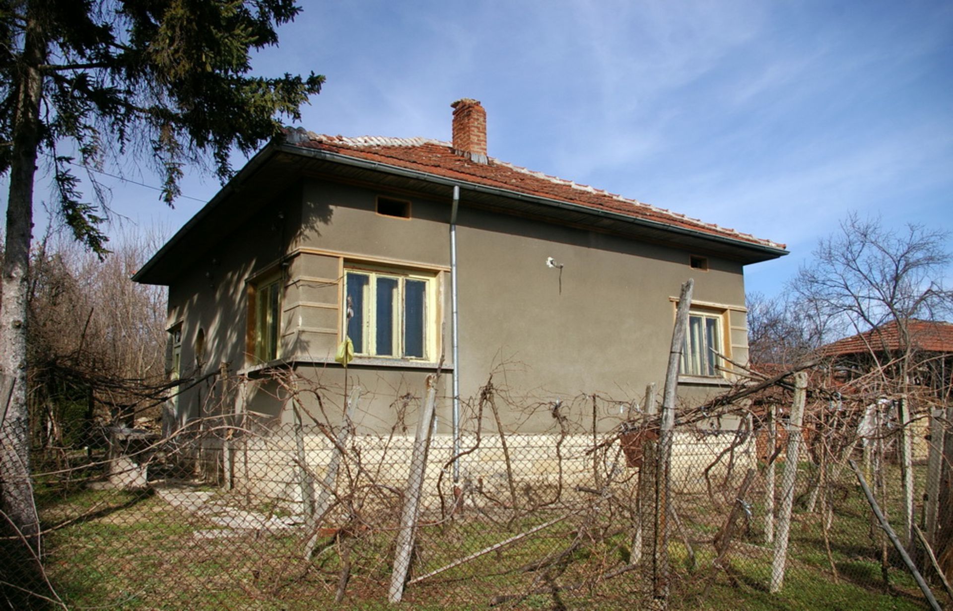 Town estate with 1,200 sqm land and barn. located in Gramada Town, Vidin region. - Image 15 of 16