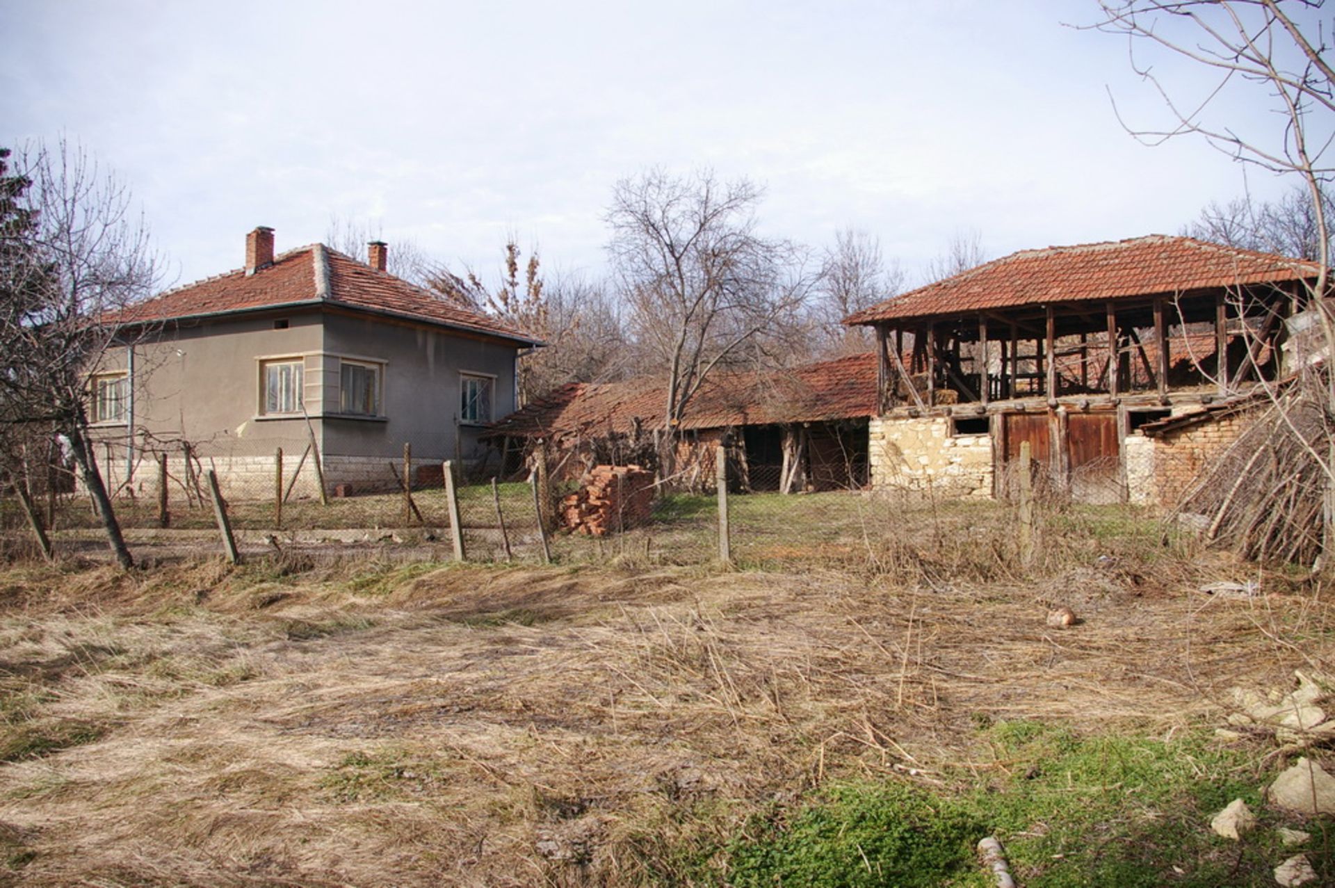 Town estate with 1,200 sqm land and barn. located in Gramada Town, Vidin region. - Image 2 of 16