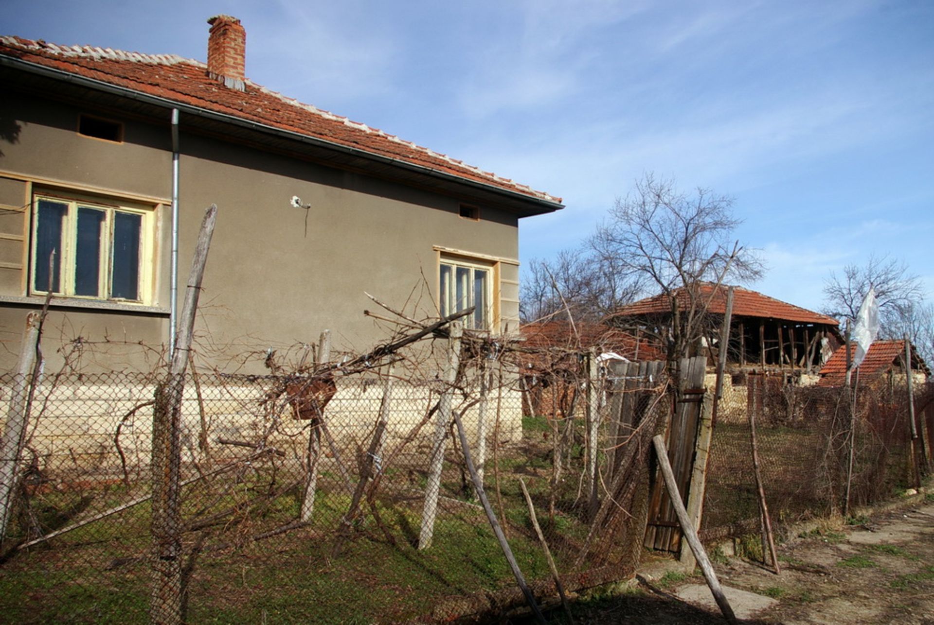 Town estate with 1,200 sqm land and barn. located in Gramada Town, Vidin region. - Image 14 of 16