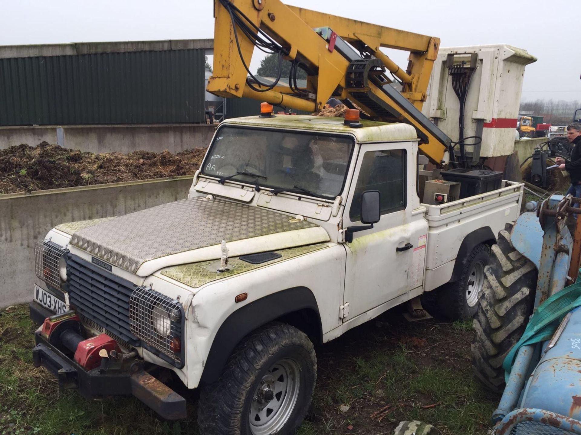 2003/03 REG WHITE LAND ROVER DEFENDER 110 4X4 TD5 WITH NIFTY LIFT *PLUS VAT* - Image 2 of 6
