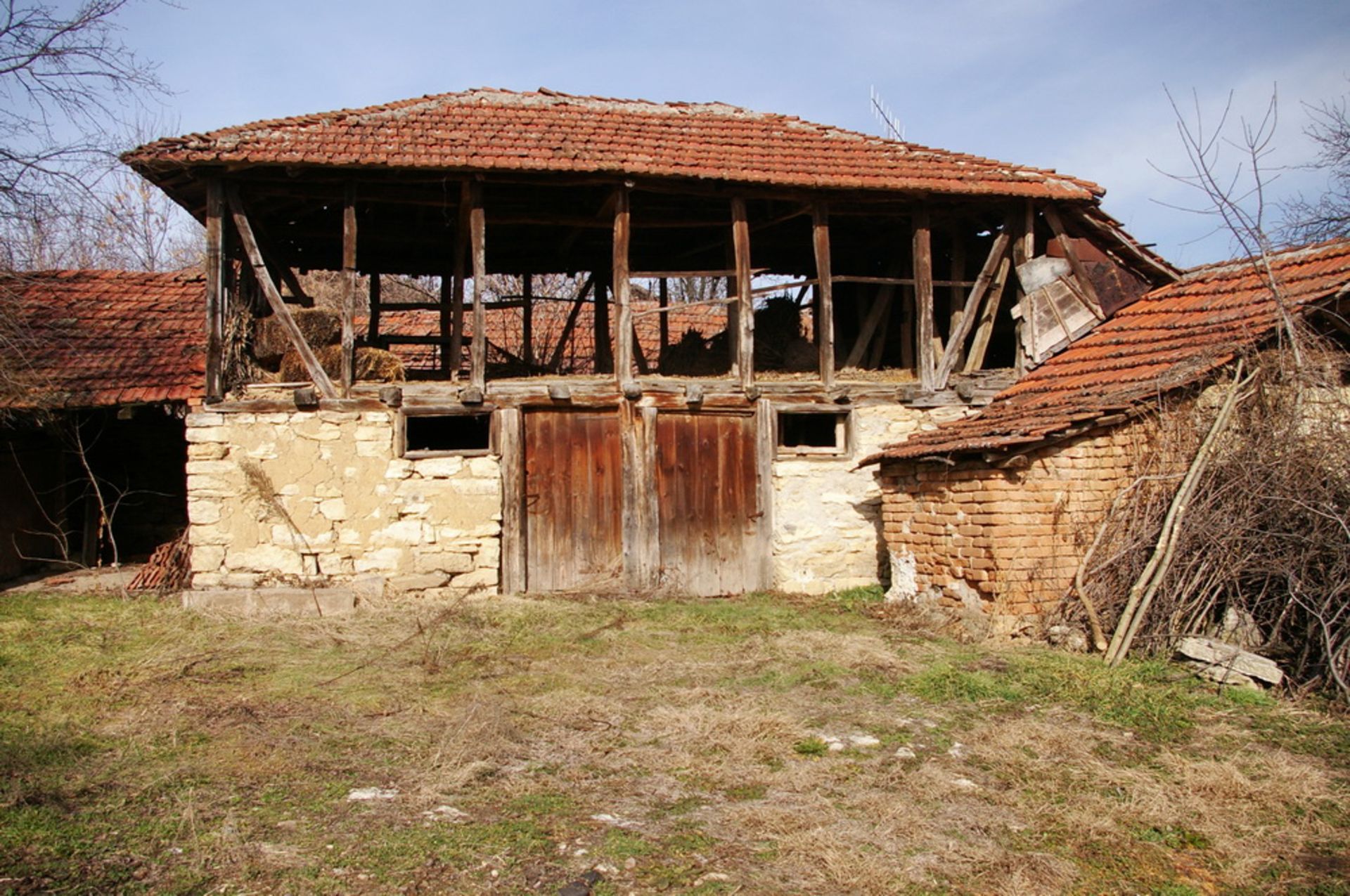 Town estate with 1,200 sqm land and barn. located in Gramada Town, Vidin region. - Image 3 of 16