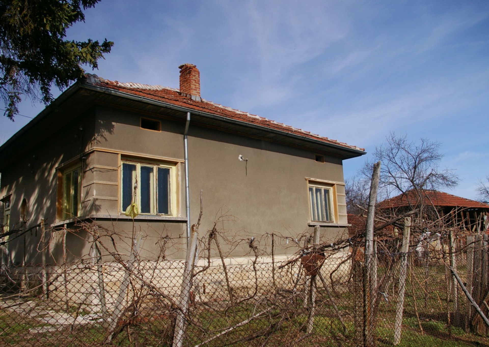 Town estate with 1,200 sqm land and barn. located in Gramada Town, Vidin region. - Image 8 of 16