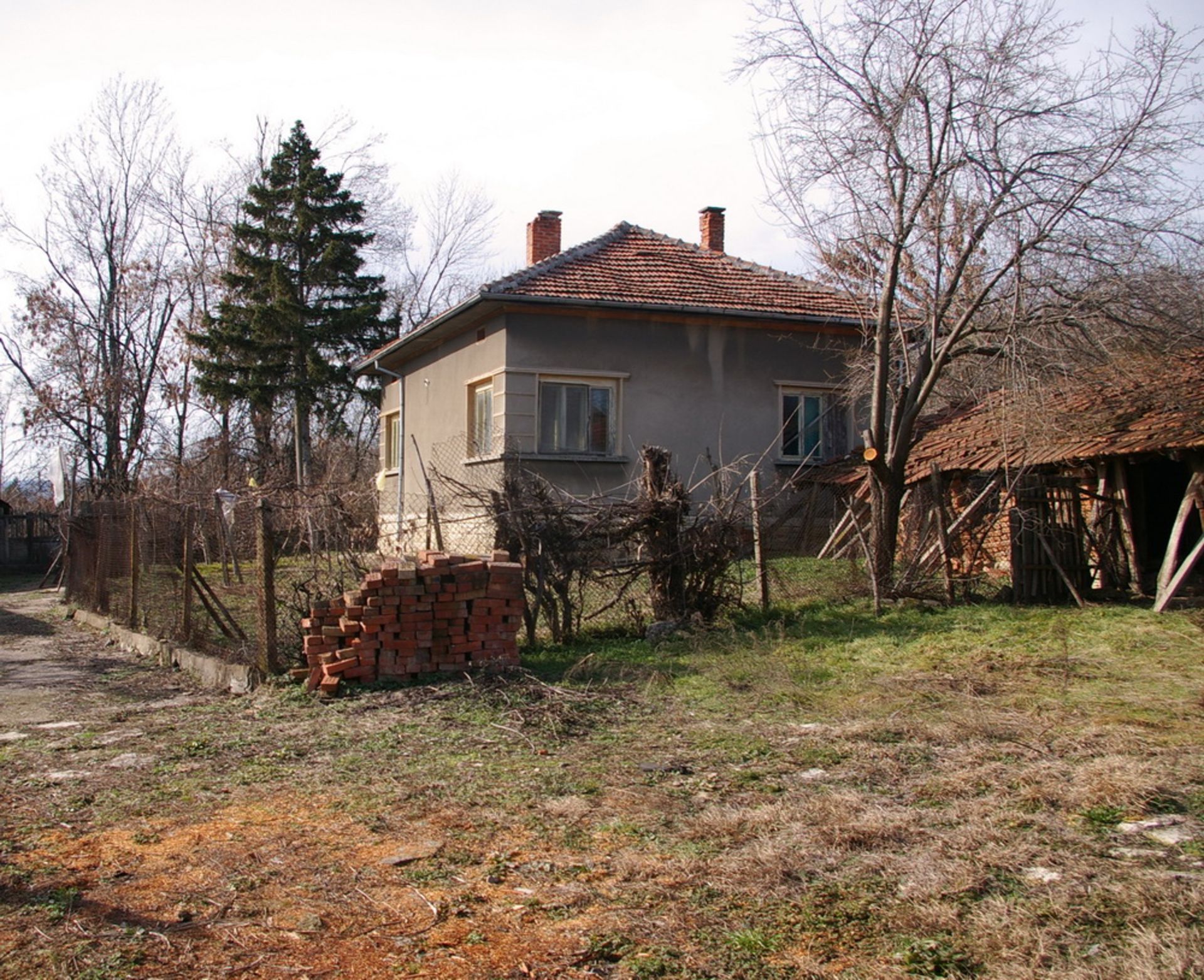 Town estate with 1,200 sqm land and barn. located in Gramada Town, Vidin region.