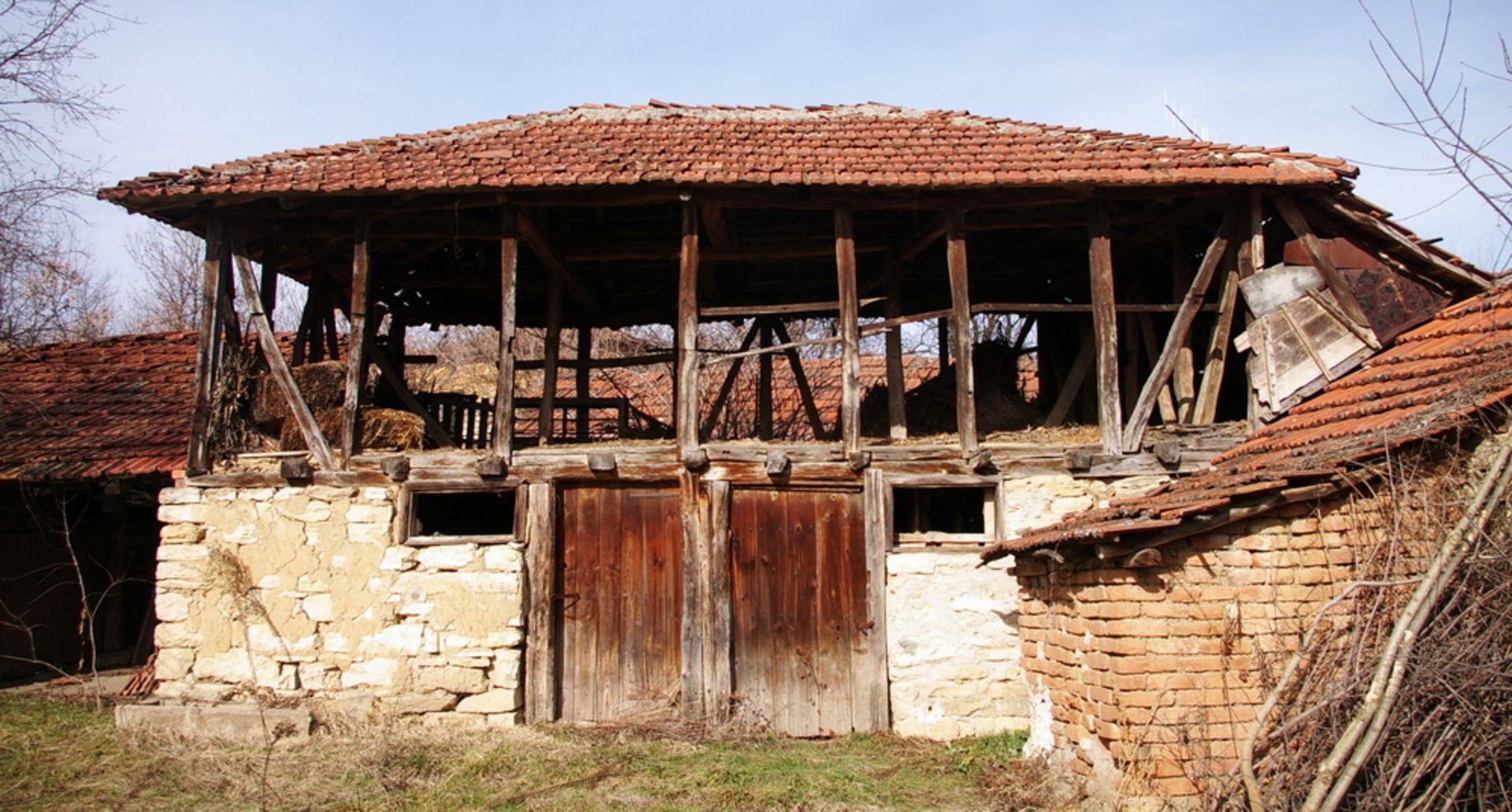 Town estate with 1,200 sqm land and barn. located in Gramada Town, Vidin region. - Image 13 of 16