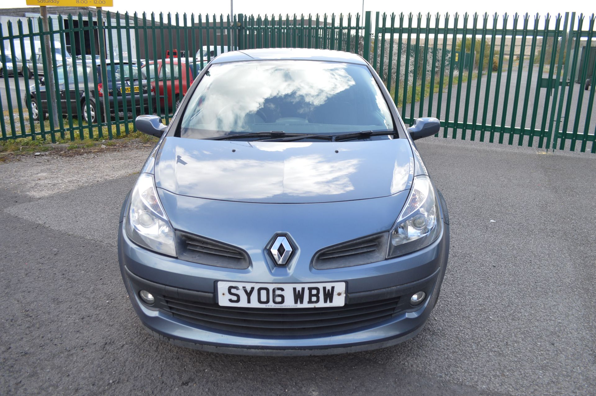 KB - 2006/06 REG RENAULT CLIO DYNAMIQUE S *NO VAT*   DATE OF REGISTRATION: 13TH APRIL 2006 MOT: WILL - Image 2 of 23