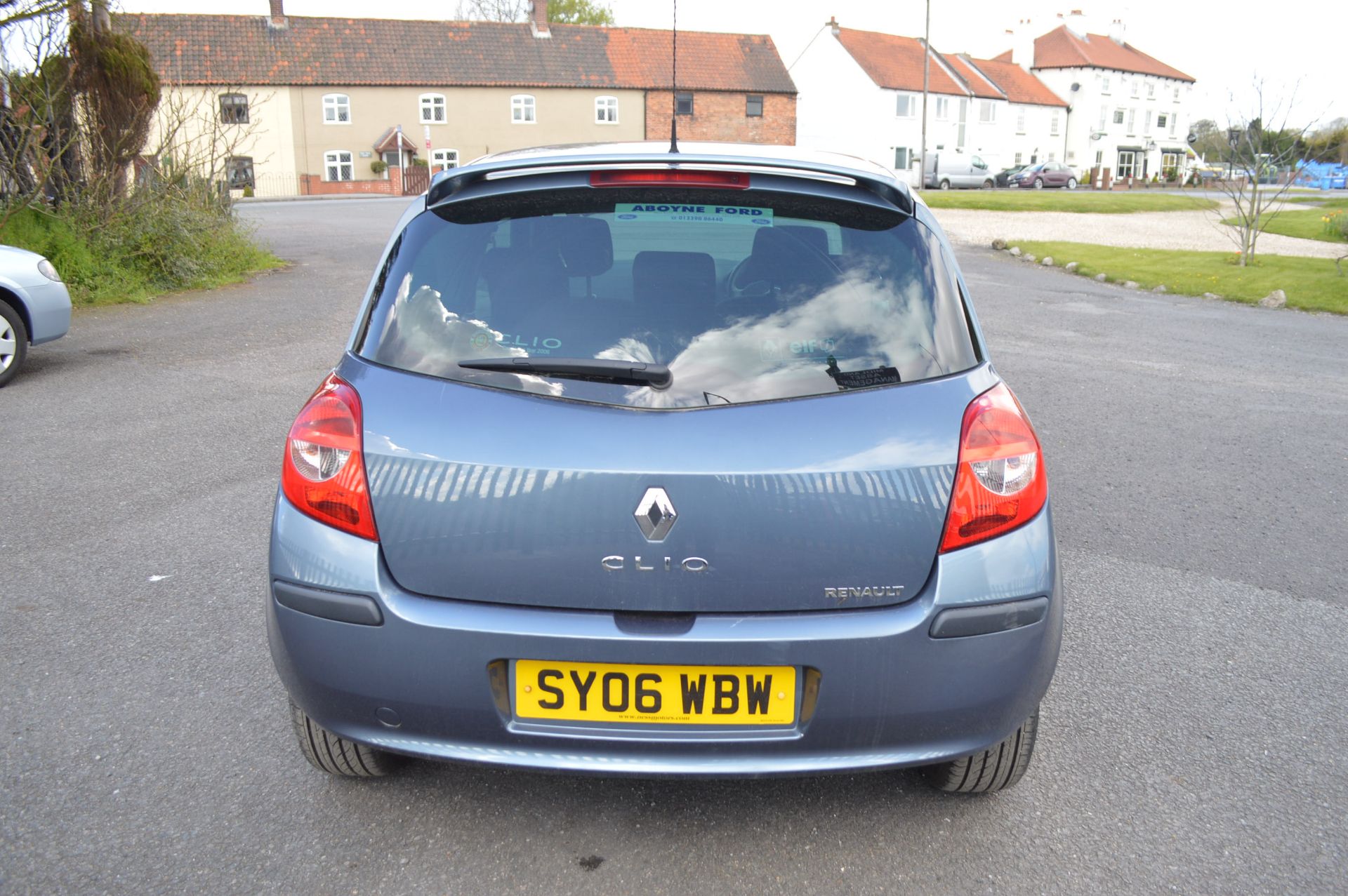 KB - 2006/06 REG RENAULT CLIO DYNAMIQUE S *NO VAT*   DATE OF REGISTRATION: 13TH APRIL 2006 MOT: WILL - Image 5 of 23