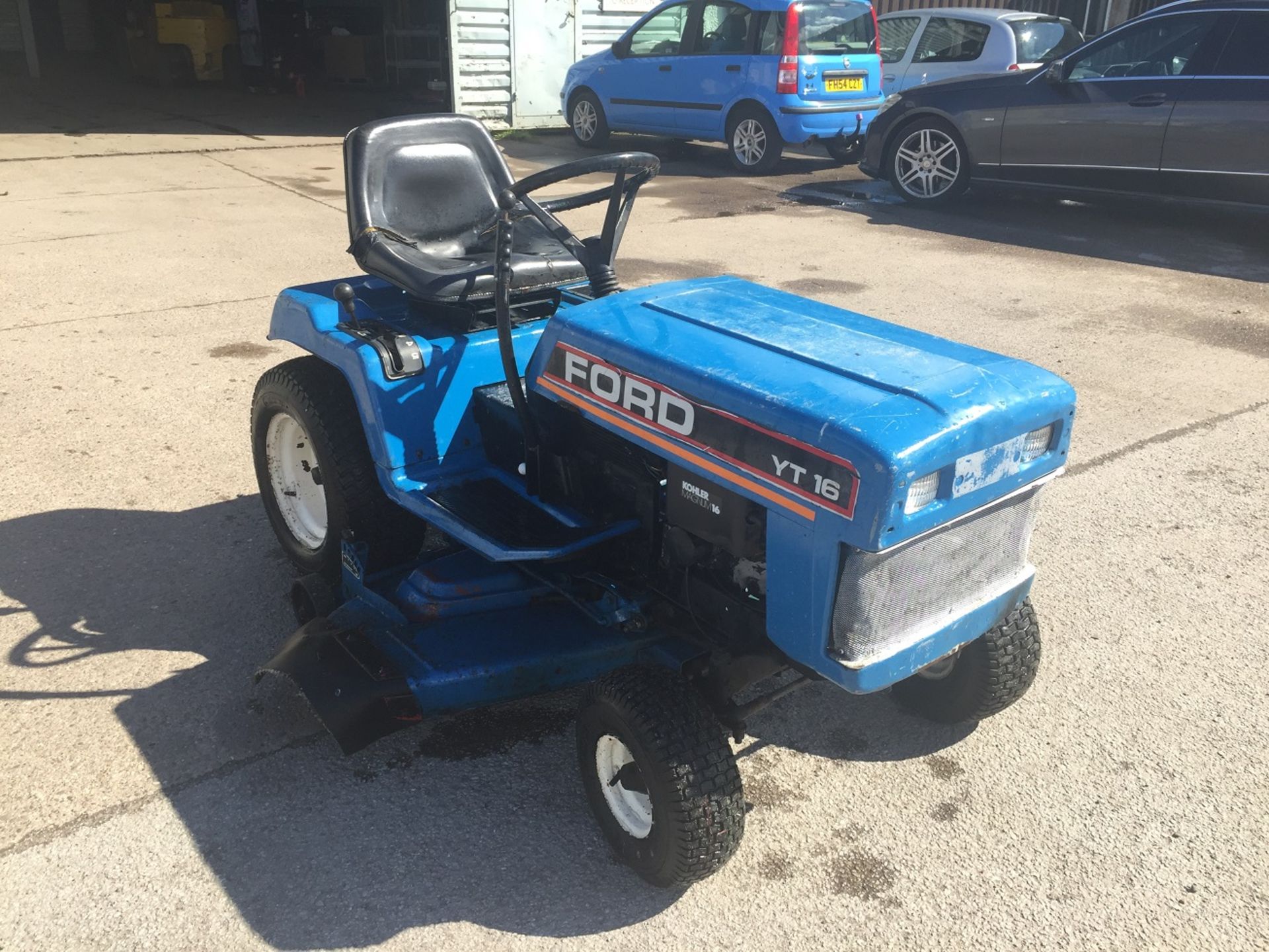 K - FORD YT 16 RIDE-ON MOWER *NO VAT*   KOHLER MAGNUM 16 ENGINE 40 INCH CUTTING DECK STARTS AND RUNS