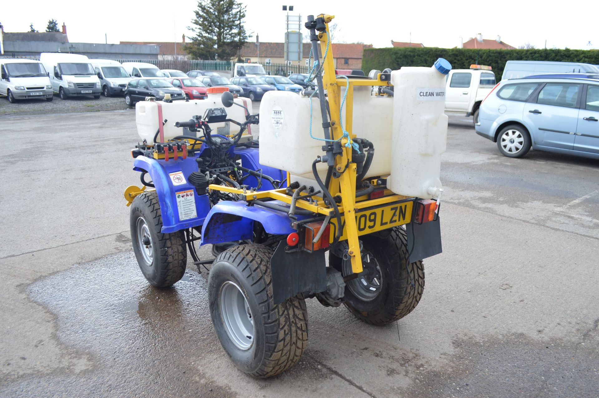 2009 YAMAHA QUAD BIKE WITH 2 SPRAYERS - 1 OWNER FROM NEW   WAS ORIGINALLY FITTED WITH A 350CC PETROL - Bild 5 aus 22