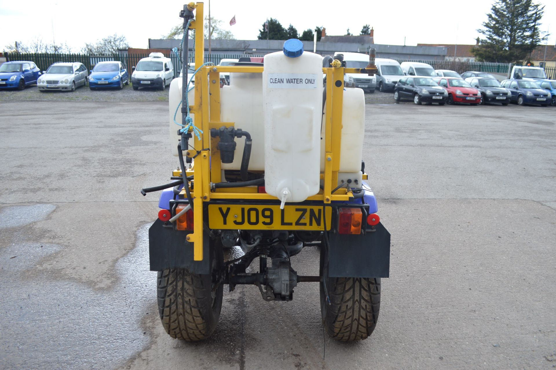 2009 YAMAHA QUAD BIKE WITH 2 SPRAYERS - 1 OWNER FROM NEW   WAS ORIGINALLY FITTED WITH A 350CC PETROL - Bild 6 aus 22