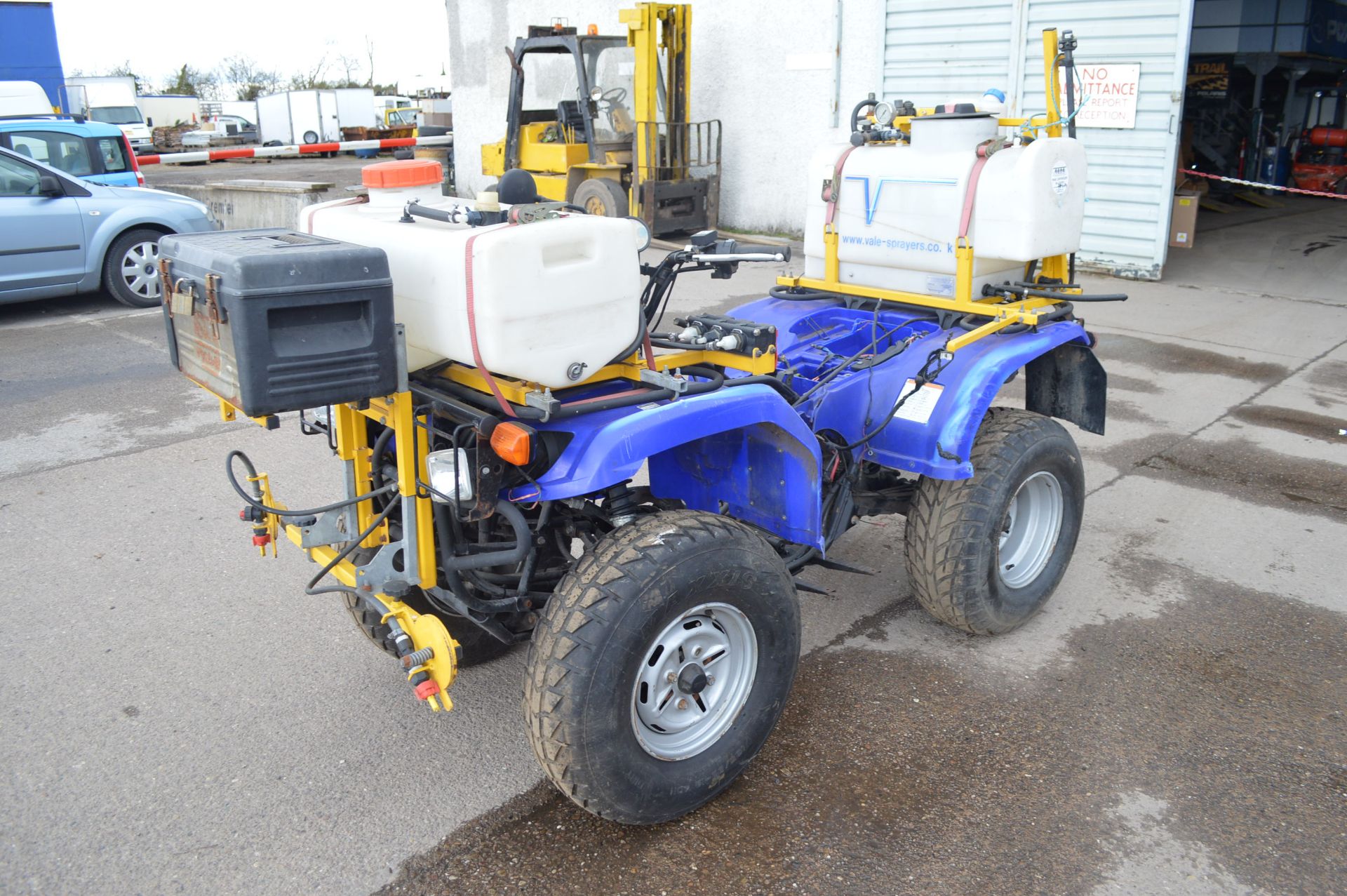2009 YAMAHA QUAD BIKE WITH 2 SPRAYERS - 1 OWNER FROM NEW   WAS ORIGINALLY FITTED WITH A 350CC PETROL - Bild 4 aus 22