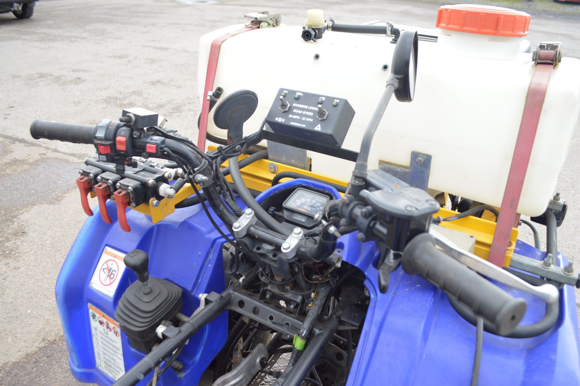 2009 YAMAHA QUAD BIKE WITH 2 SPRAYERS - 1 OWNER FROM NEW   WAS ORIGINALLY FITTED WITH A 350CC PETROL - Bild 10 aus 22