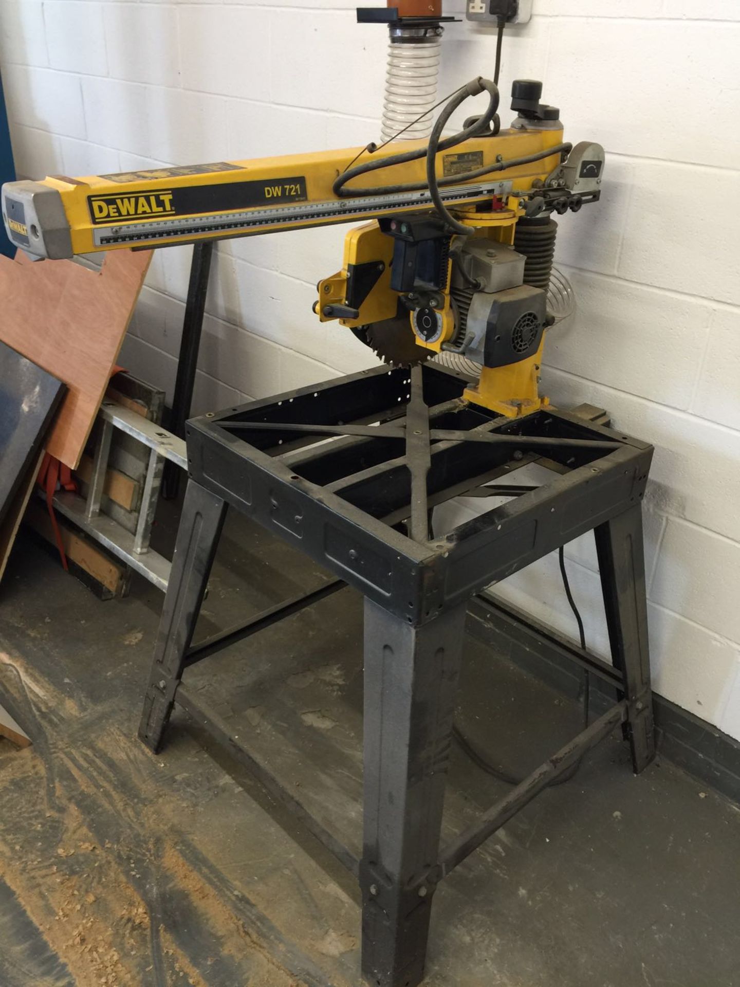 DEWALT DW 721 LONG REACH RADIAL ARM SAW IN GOOD WORKING ORDER - Image 4 of 5