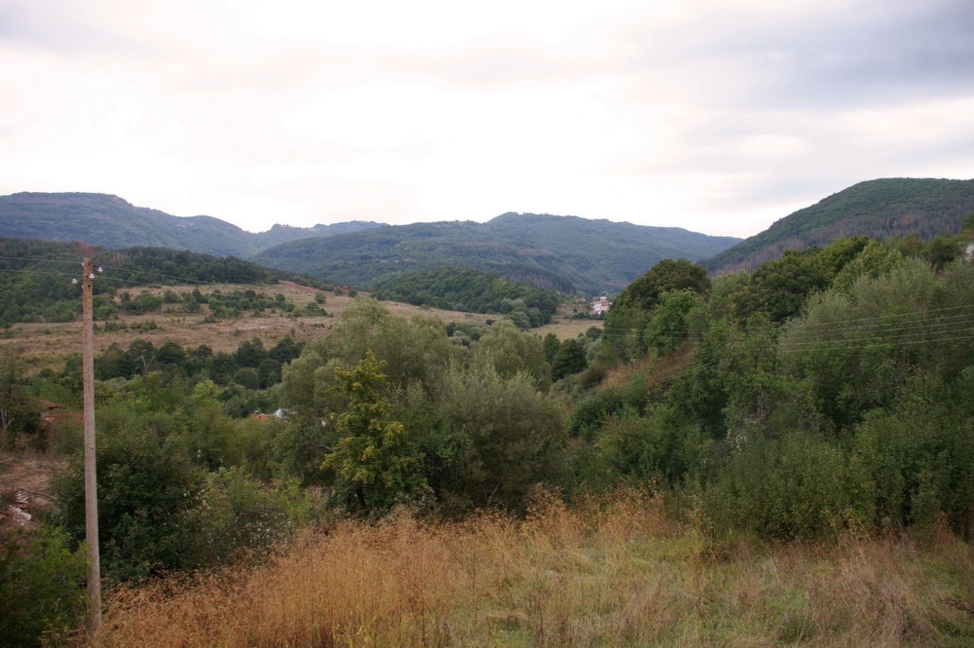 BD - Former state school with mountain views - one hour to the capital, Sofia + 2,000 sqm land - Image 9 of 17