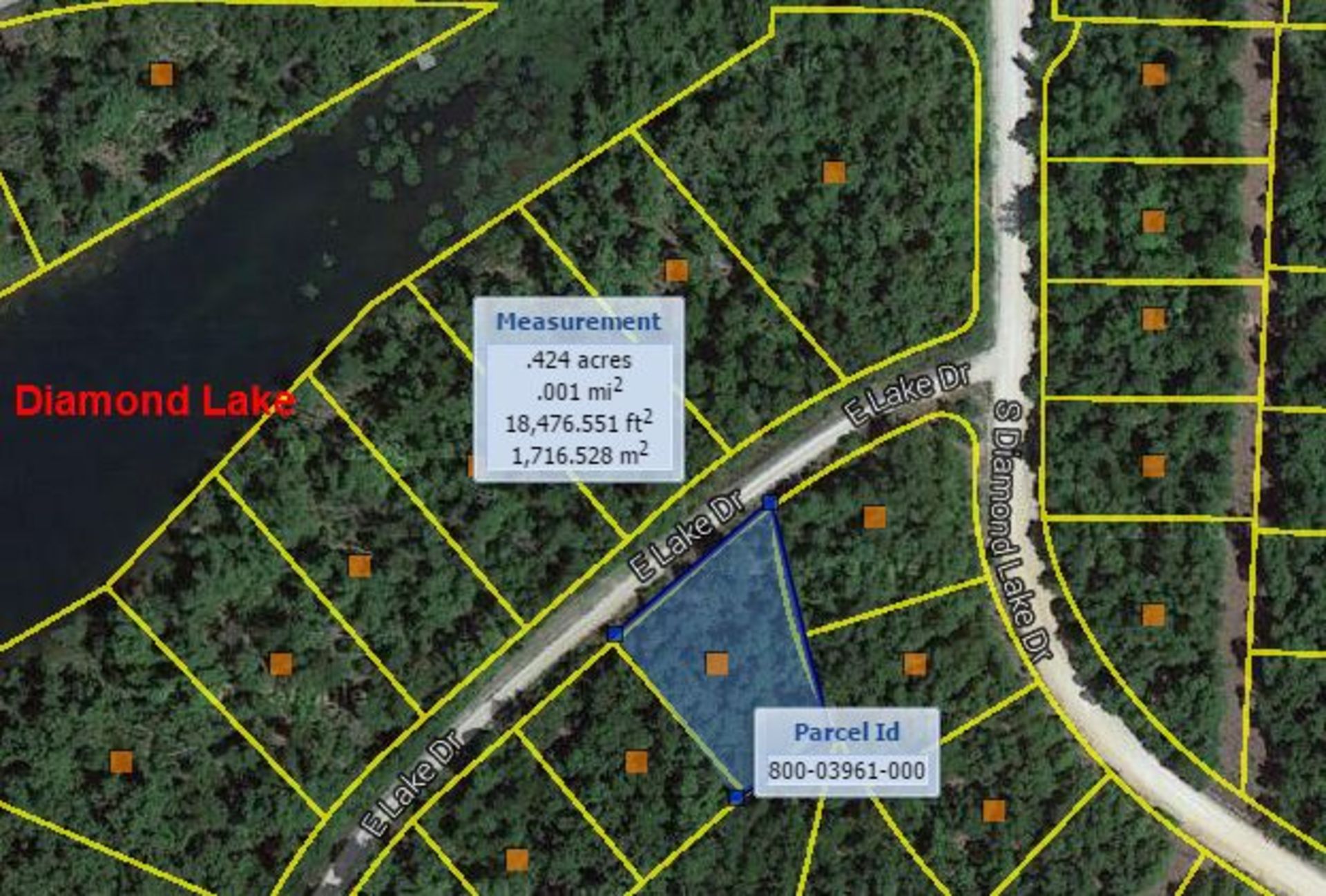 F - Oversized building lot +/- 1664m2, 0.411 acres very near lake, +/- 28m front line access, - Image 2 of 8