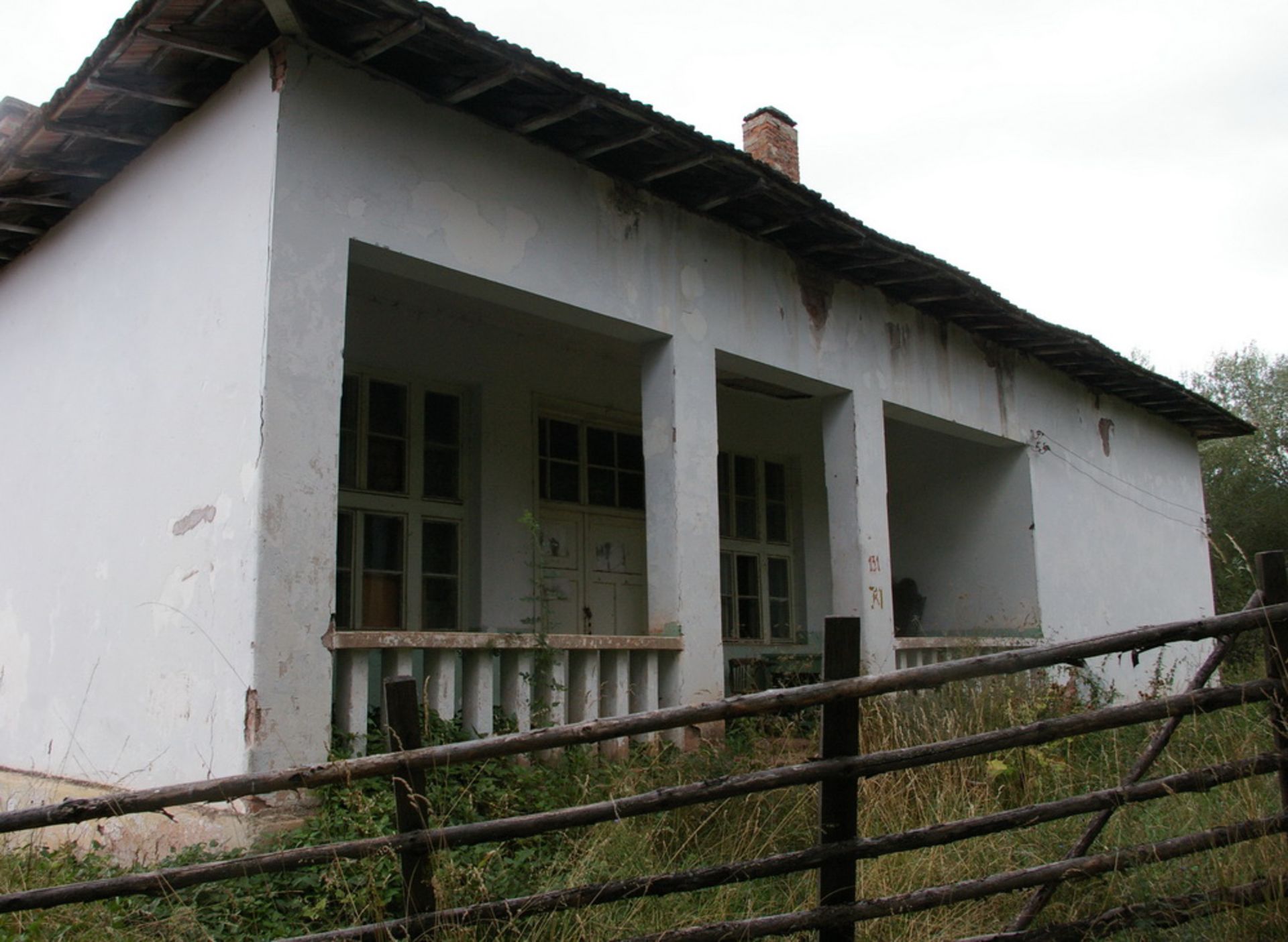 BD - Former state school with mountain views - one hour to the capital, Sofia + 2,000 sqm land - Image 14 of 17