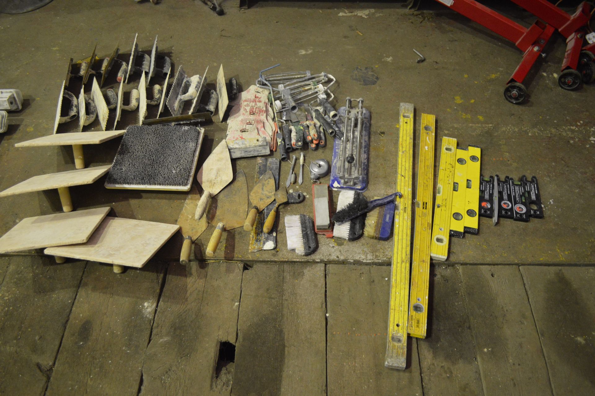 ASSORTED LOT OF PLASTER AND TILING EQUIPMENT