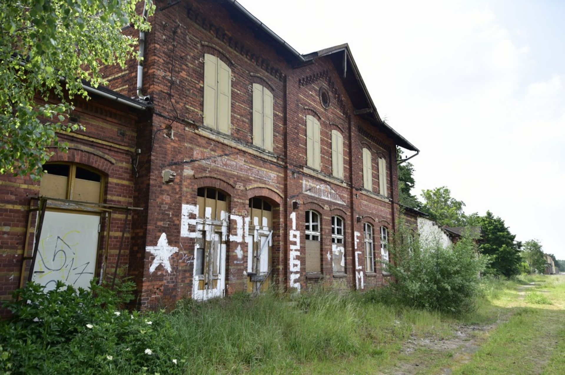 STATION HOUSE, GOODS SHED, OVER ONE ACRE Tangerhütte, Saxony, Germany, - Image 11 of 98