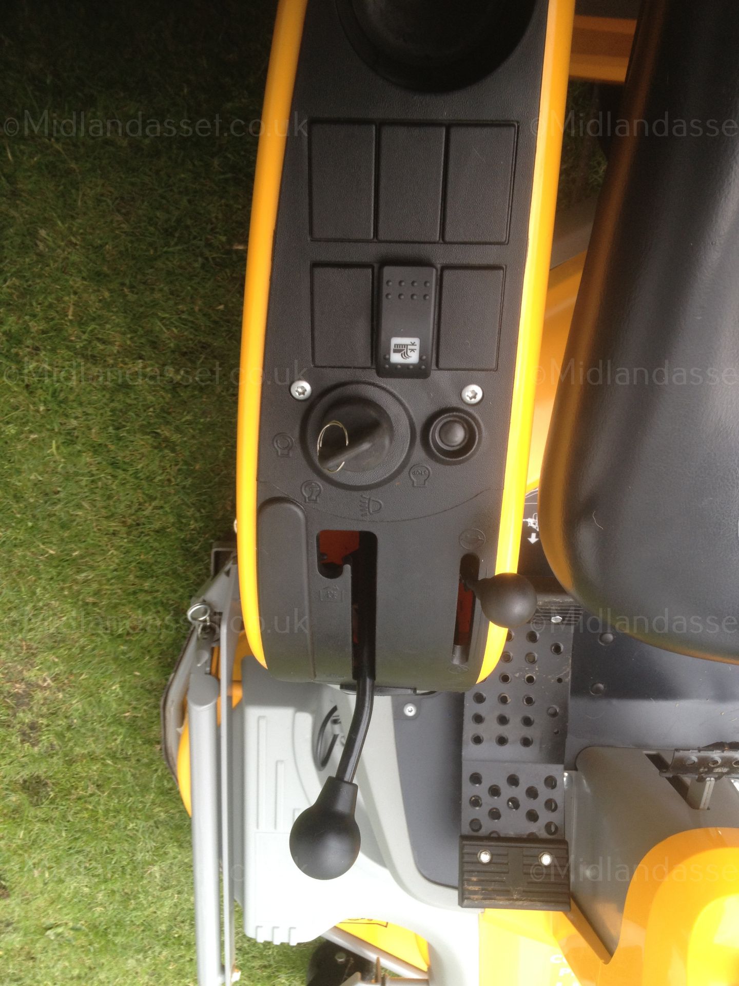 2012 STIGA PARK PLUS COMBI PRO 110 RIDE ON MOWER - Image 4 of 7