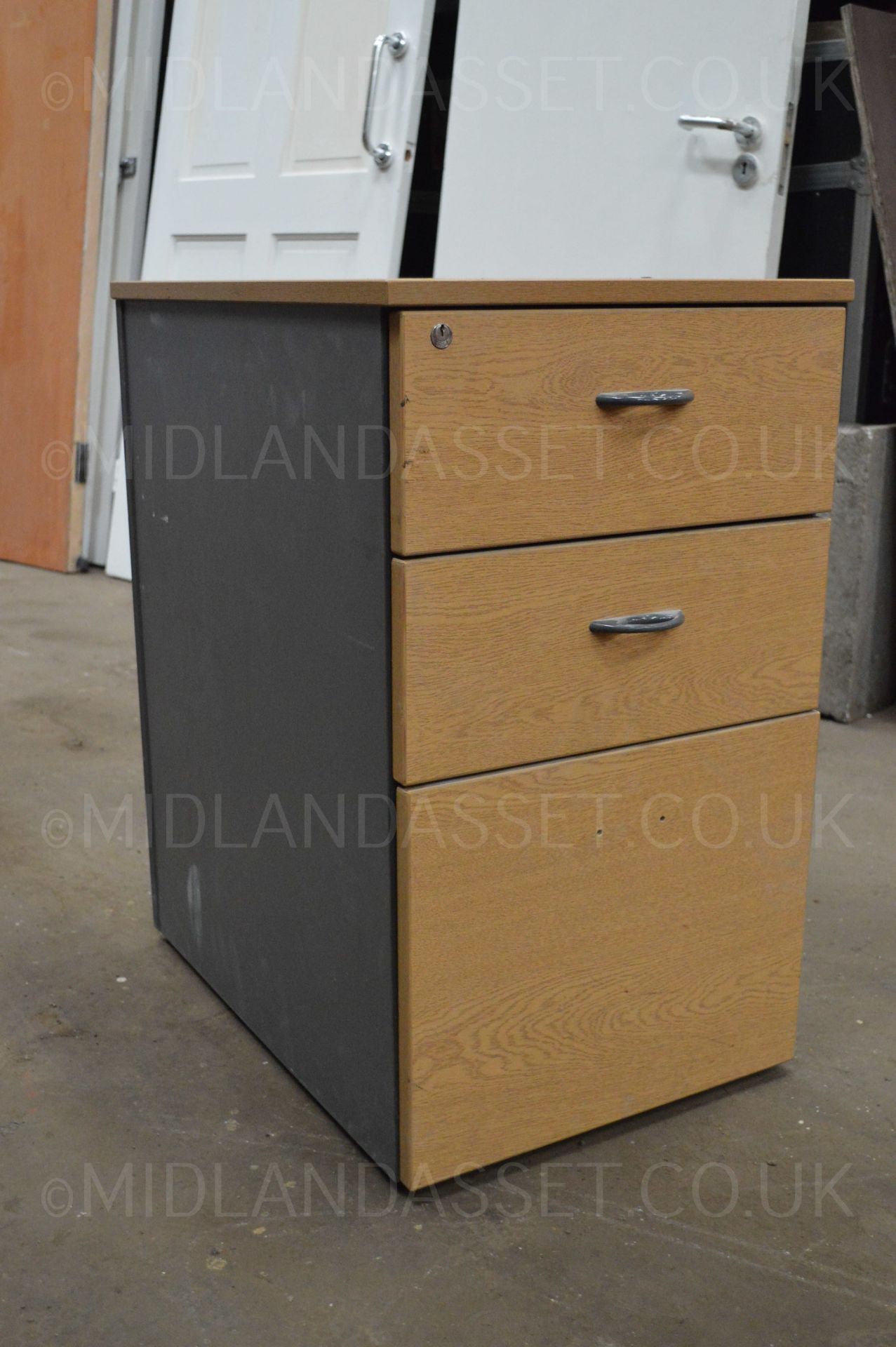 RECTANGULAR CANTILEVER DESK AND A FREE DRAW!!! - USED CONDITION (PEN MARKS ETC) OAK OFFICE DRAWERS - Image 4 of 6