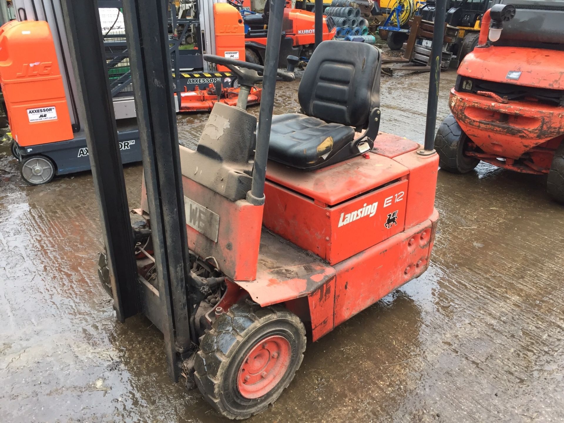 Q PLATE LANSING FORKLIFT E12 1.5 TON   DUAL REAR WHEEL FOR MANEUVERABILITY 6,451 HOURS NO - Image 4 of 8