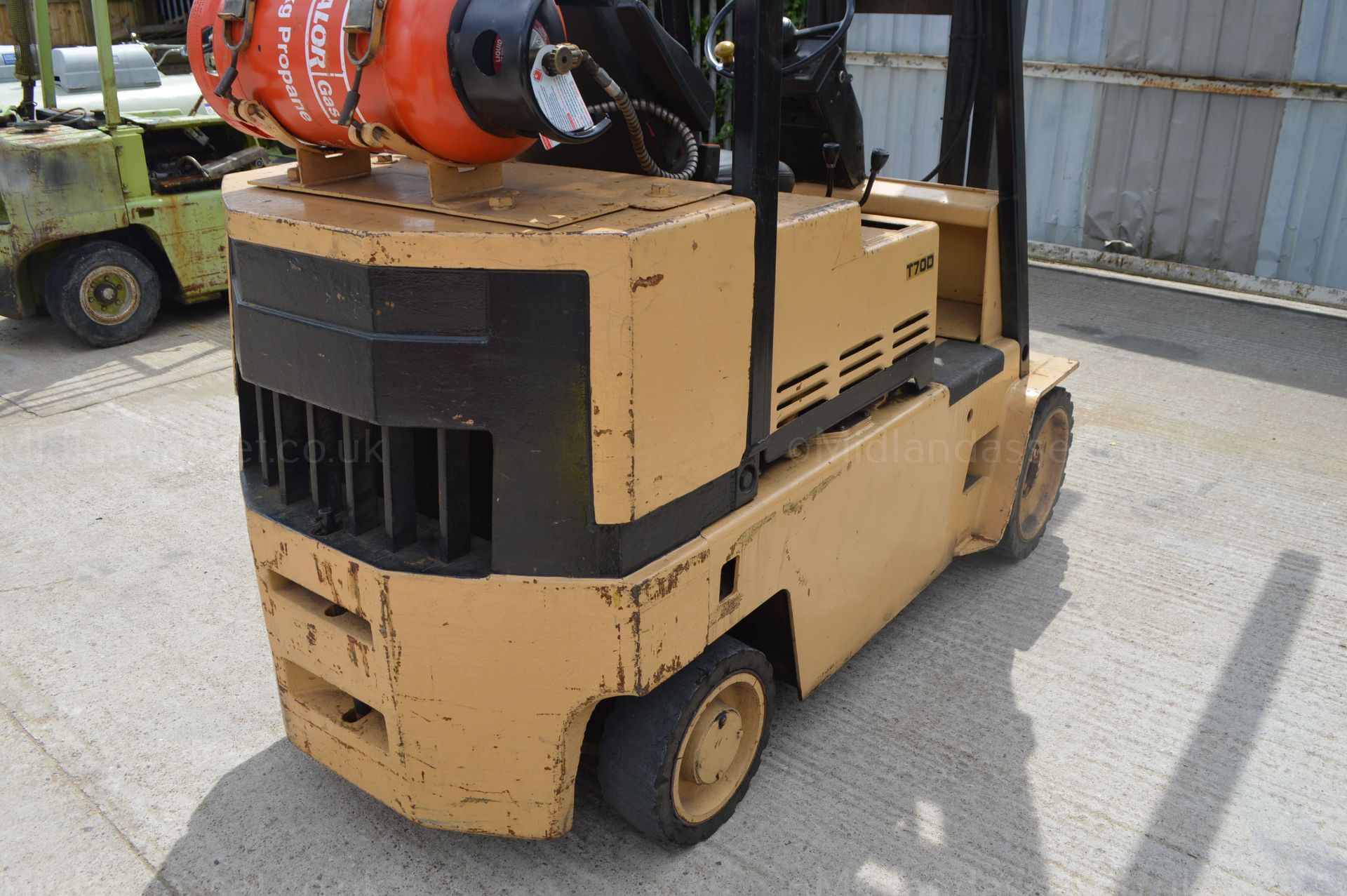 CATERPILLAR T70D 2.5 TONNE LPG FORK TRUCK *NO VAT* - Image 3 of 11