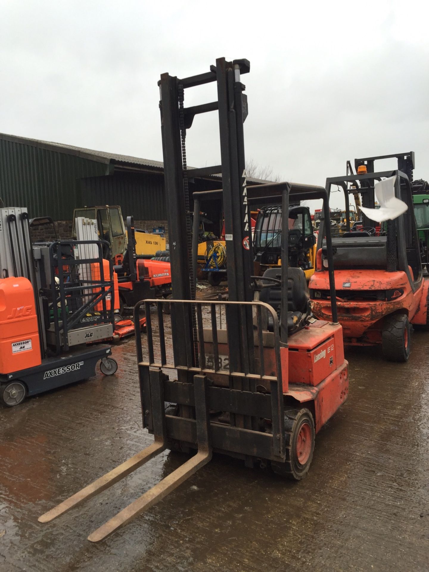 Q PLATE LANSING FORKLIFT E12 1.5 TON   DUAL REAR WHEEL FOR MANEUVERABILITY 6,451 HOURS NO