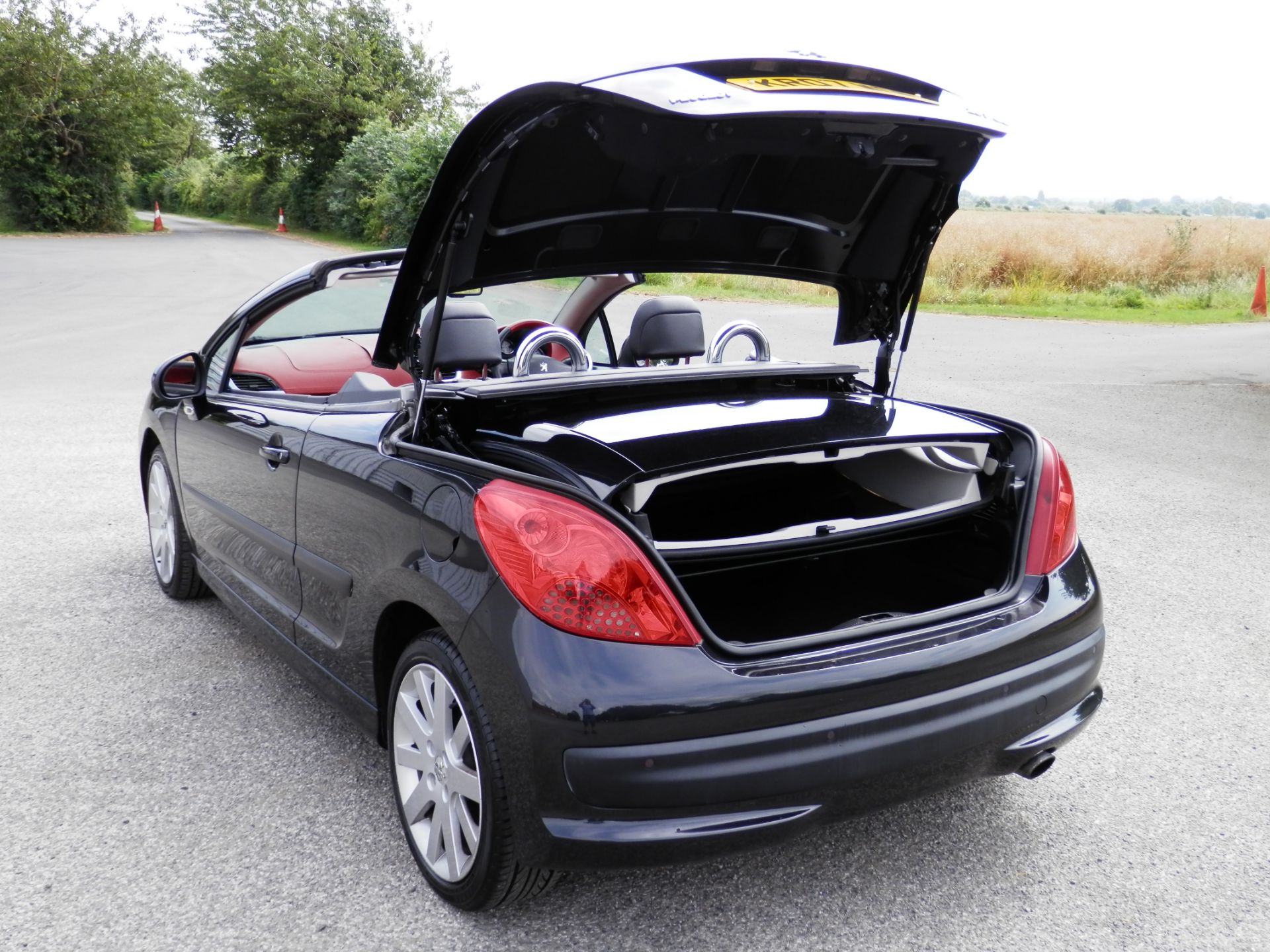 2007/07 PEUGEOT 207 COUPE CABRIOLET - 1.6 16V GT THP 2dr, WITH 2 TONE BLACK & READ LEATHER INTERIOR. - Image 11 of 31