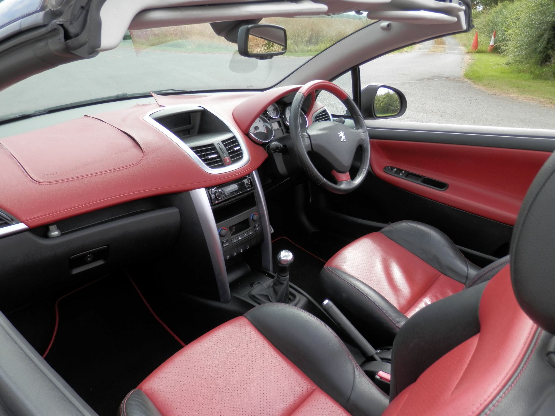 2007/07 PEUGEOT 207 COUPE CABRIOLET - 1.6 16V GT THP 2dr, WITH 2 TONE BLACK & READ LEATHER INTERIOR. - Image 15 of 31