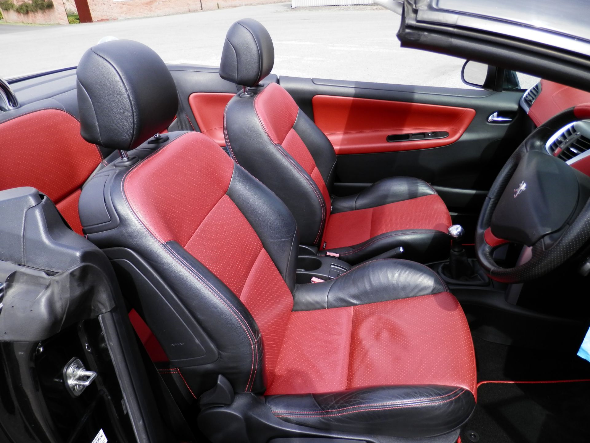 2007/07 PEUGEOT 207 COUPE CABRIOLET - 1.6 16V GT THP 2dr, WITH 2 TONE BLACK & READ LEATHER INTERIOR. - Image 14 of 31