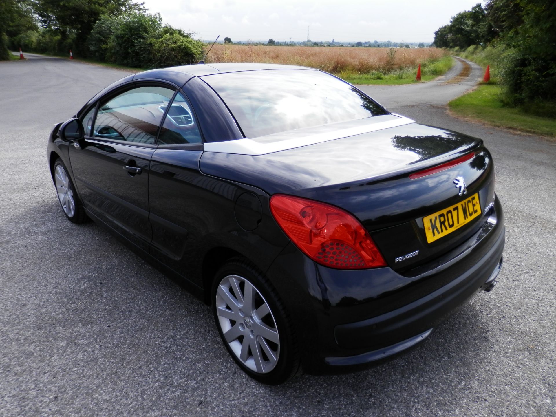 2007/07 PEUGEOT 207 COUPE CABRIOLET - 1.6 16V GT THP 2dr, WITH 2 TONE BLACK & READ LEATHER INTERIOR. - Image 4 of 31