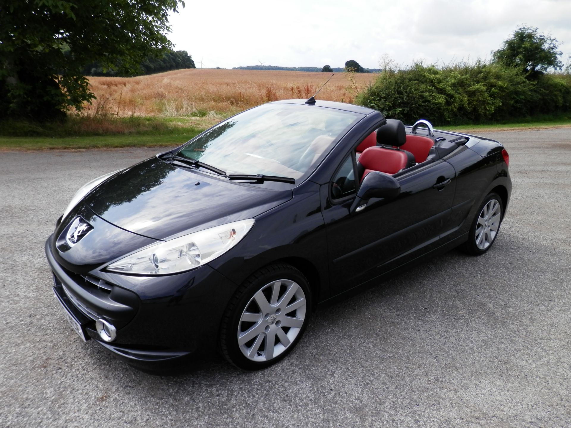 2007/07 PEUGEOT 207 COUPE CABRIOLET - 1.6 16V GT THP 2dr, WITH 2 TONE BLACK & READ LEATHER INTERIOR.