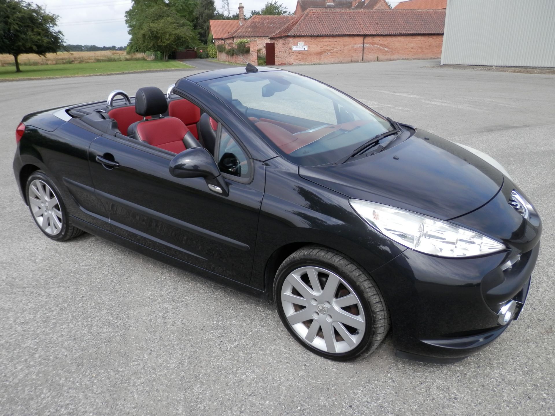 2007/07 PEUGEOT 207 COUPE CABRIOLET - 1.6 16V GT THP 2dr, WITH 2 TONE BLACK & READ LEATHER INTERIOR. - Image 7 of 31