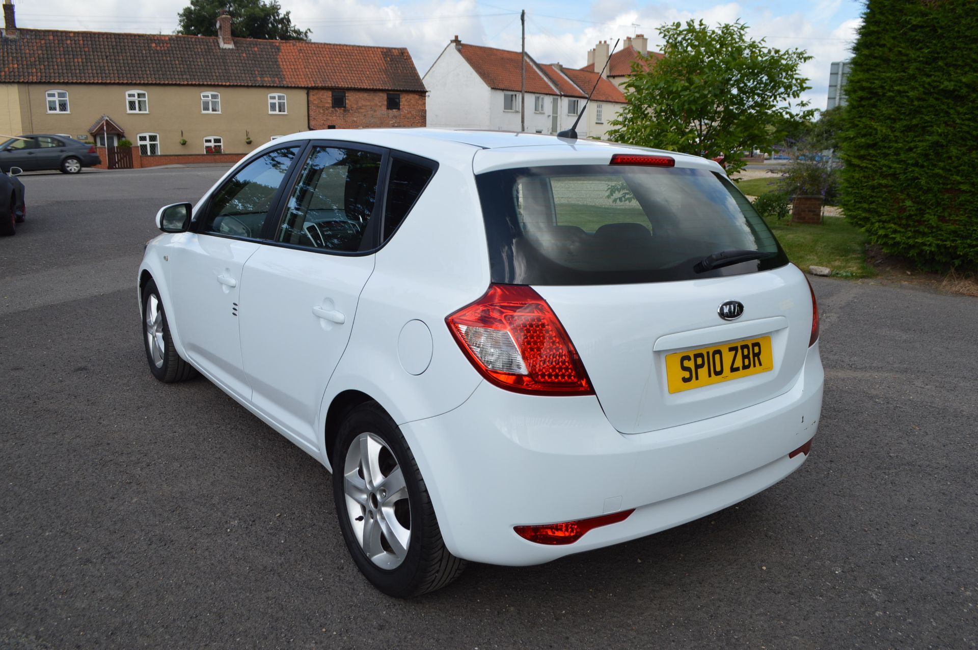 2010/10 REG KIA CEED 2 ECO DYNAMICS CRDI - FULL SERVICE HISTORY WITH 9 STAMPS & AIR CON *NO VAT* - Image 4 of 32