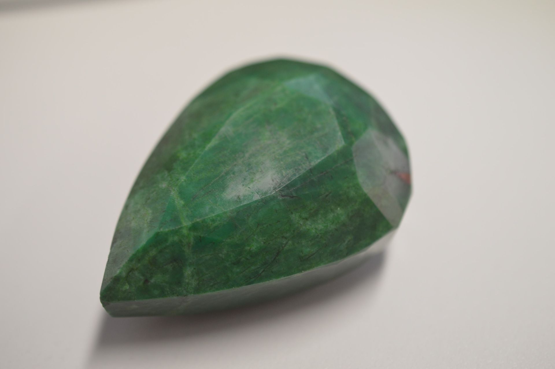 512 CARAT OVAL SHAPED GREEN NATURAL EMERALD - Image 3 of 4