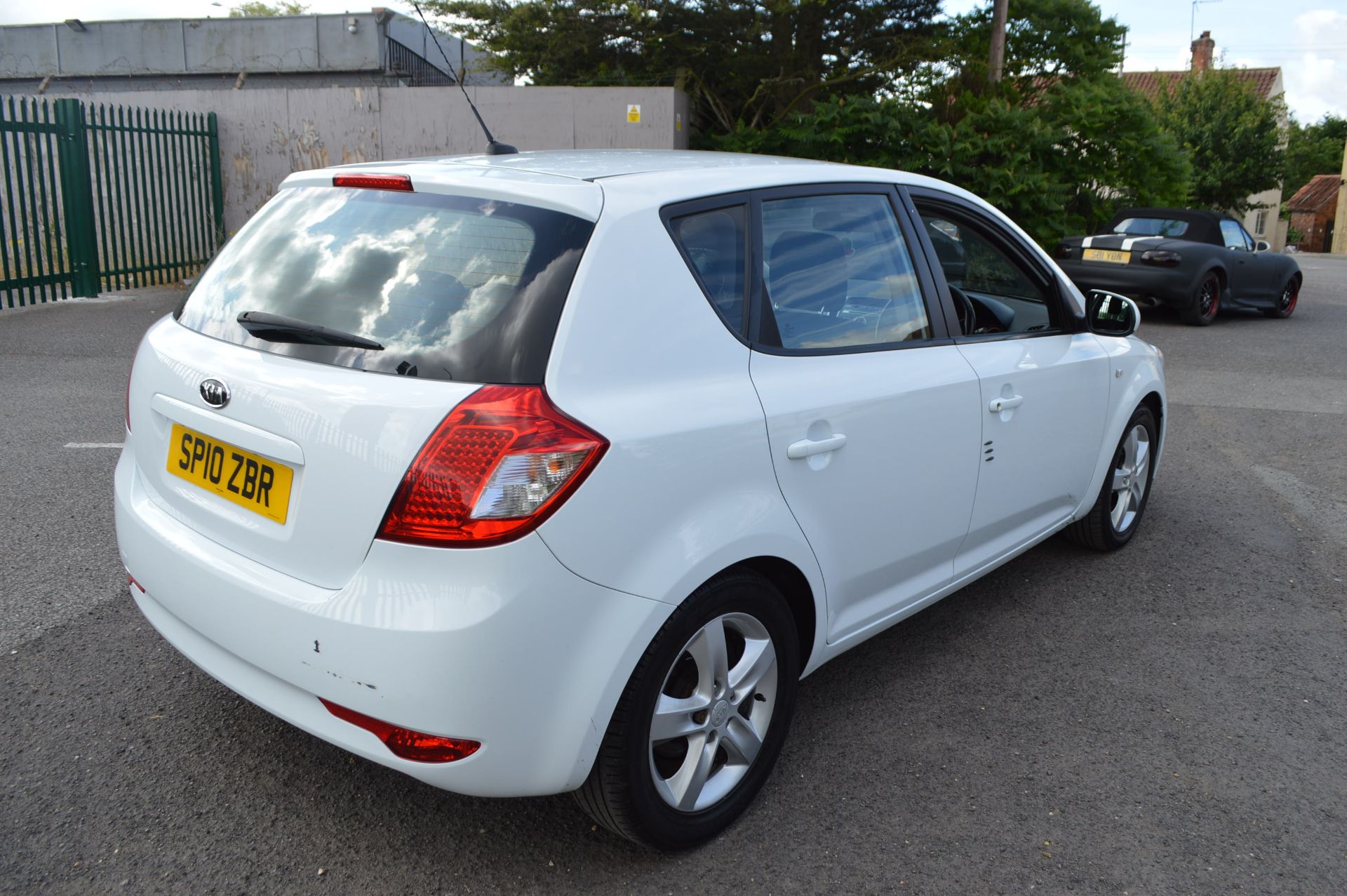 2010/10 REG KIA CEED 2 ECO DYNAMICS CRDI - FULL SERVICE HISTORY WITH 9 STAMPS & AIR CON *NO VAT* - Image 6 of 32