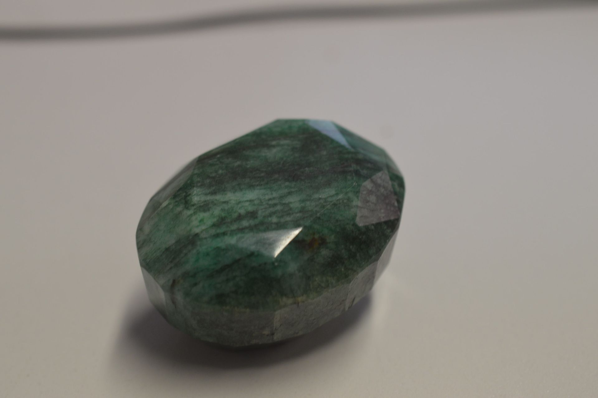 655 CARAT OVAL SHAPED GREEN NATURAL EMERALD - Image 3 of 4