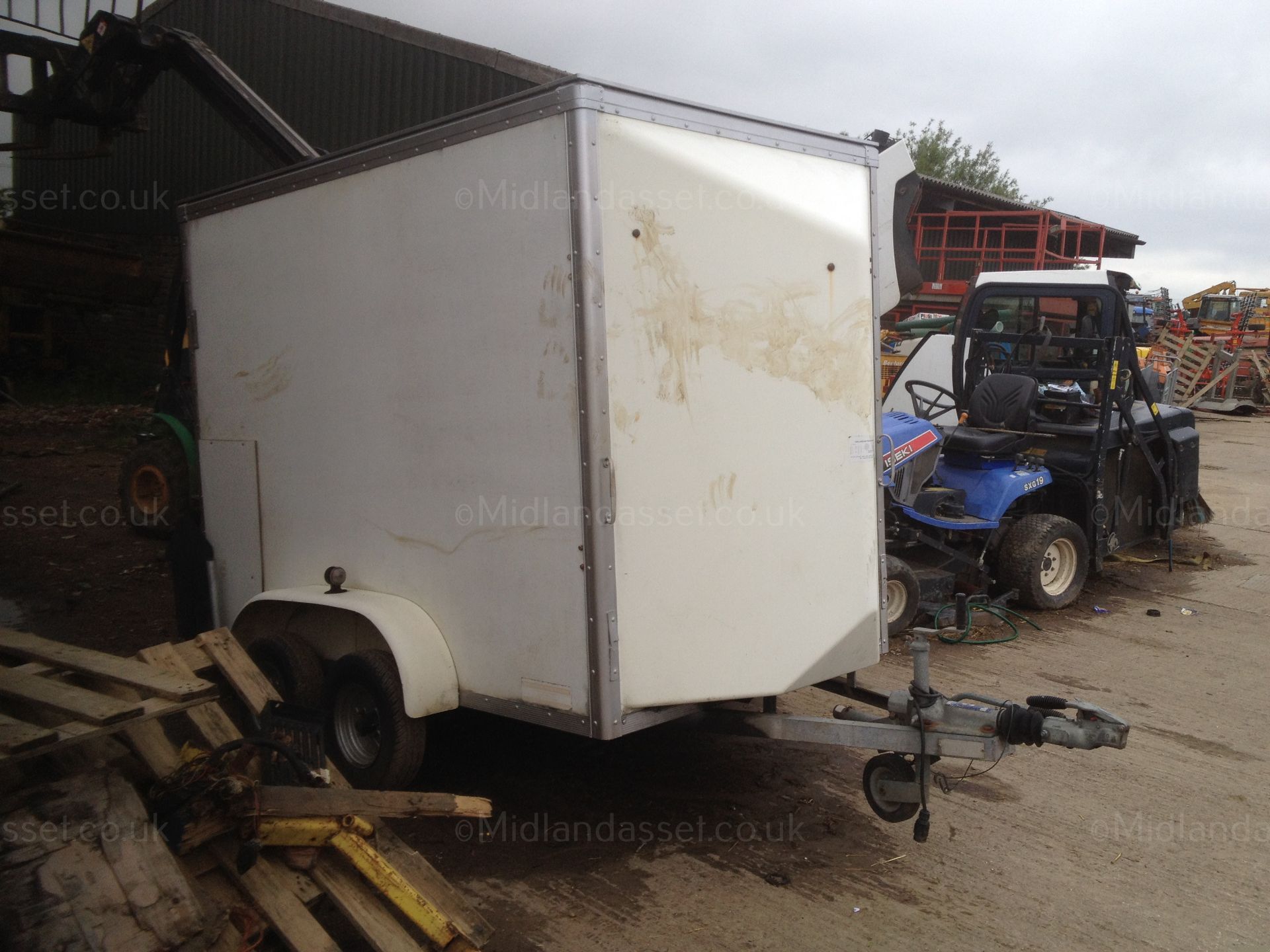 TWIN AXLE BOX TRAILER