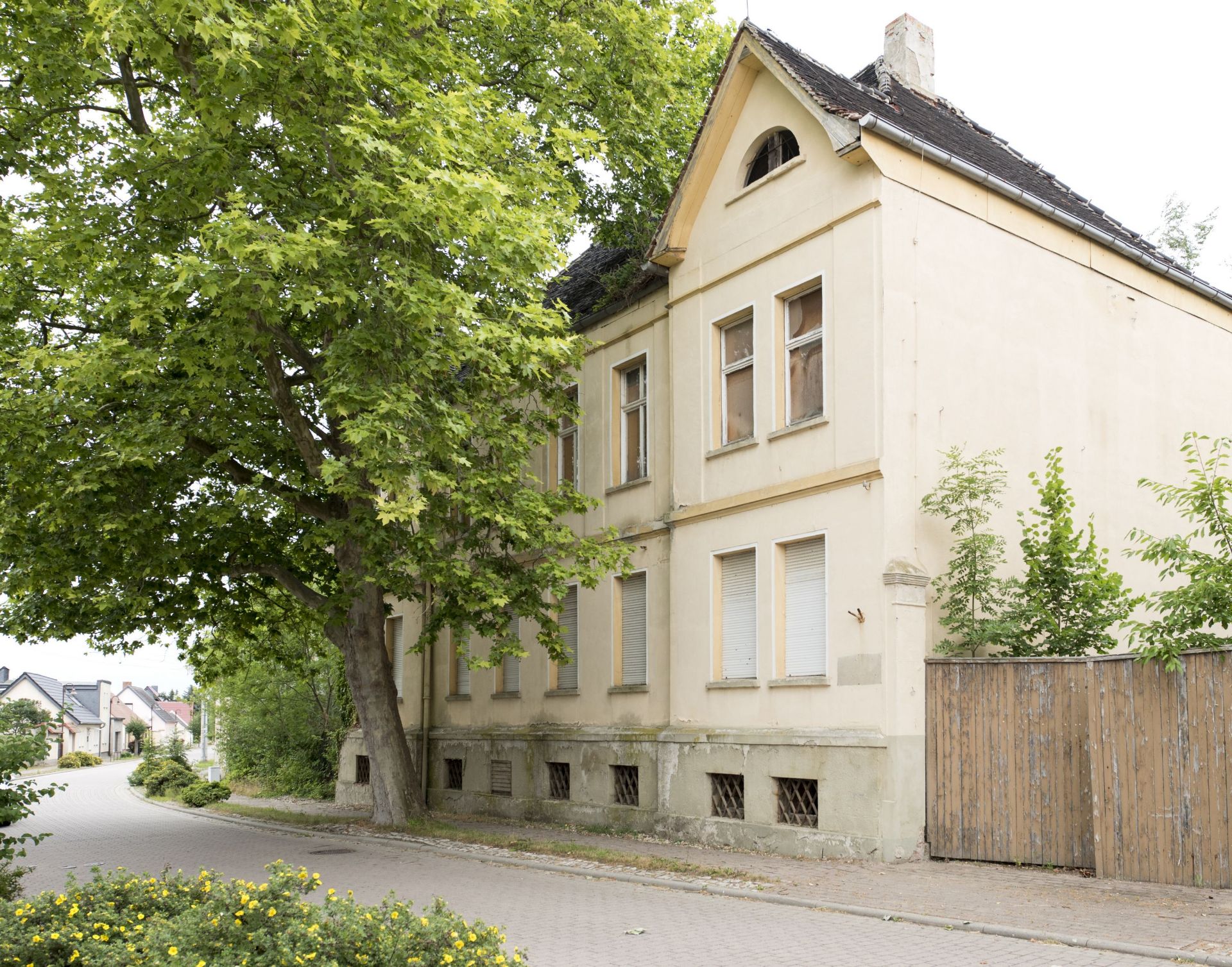 Multi Apartment Large Mansion With 1200m2 Internal Floor Space & 3,330m2 Land In Zuchau, Germany!