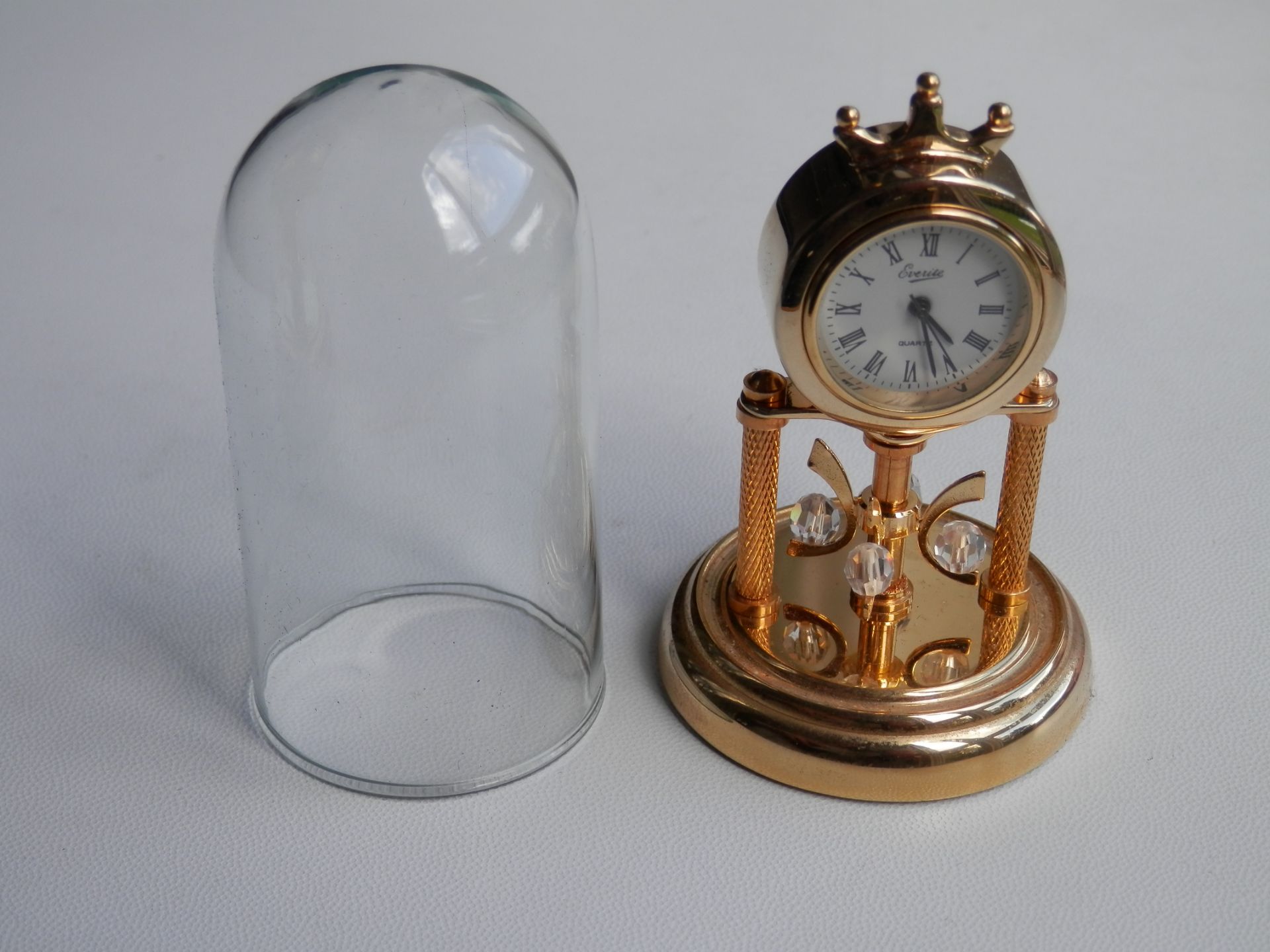 LOVELY 3" EVERITE WORKING BRASS ANNIVERSARY QUARTZ MINIATURE CLOCK WITH GLASS DOME & CASE. - Image 2 of 4