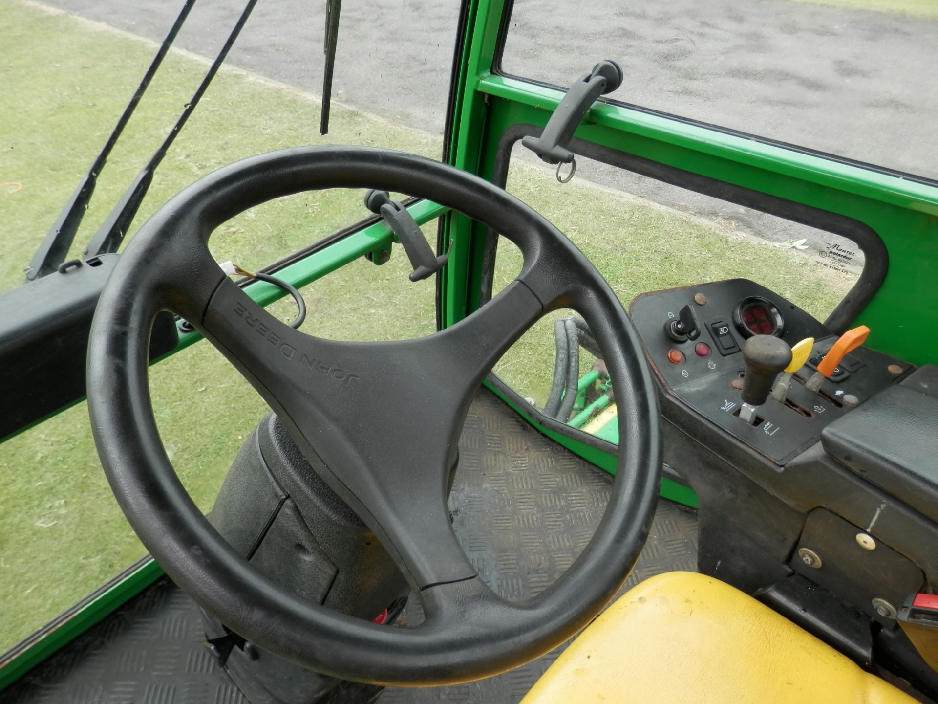 2005 JOHN DEER 3235C WIDE CUT DIESEL RIDE ON MOWER, FULLY WORKING, IDEAL FOR LARGE AREAS & ESTATES - Image 5 of 14