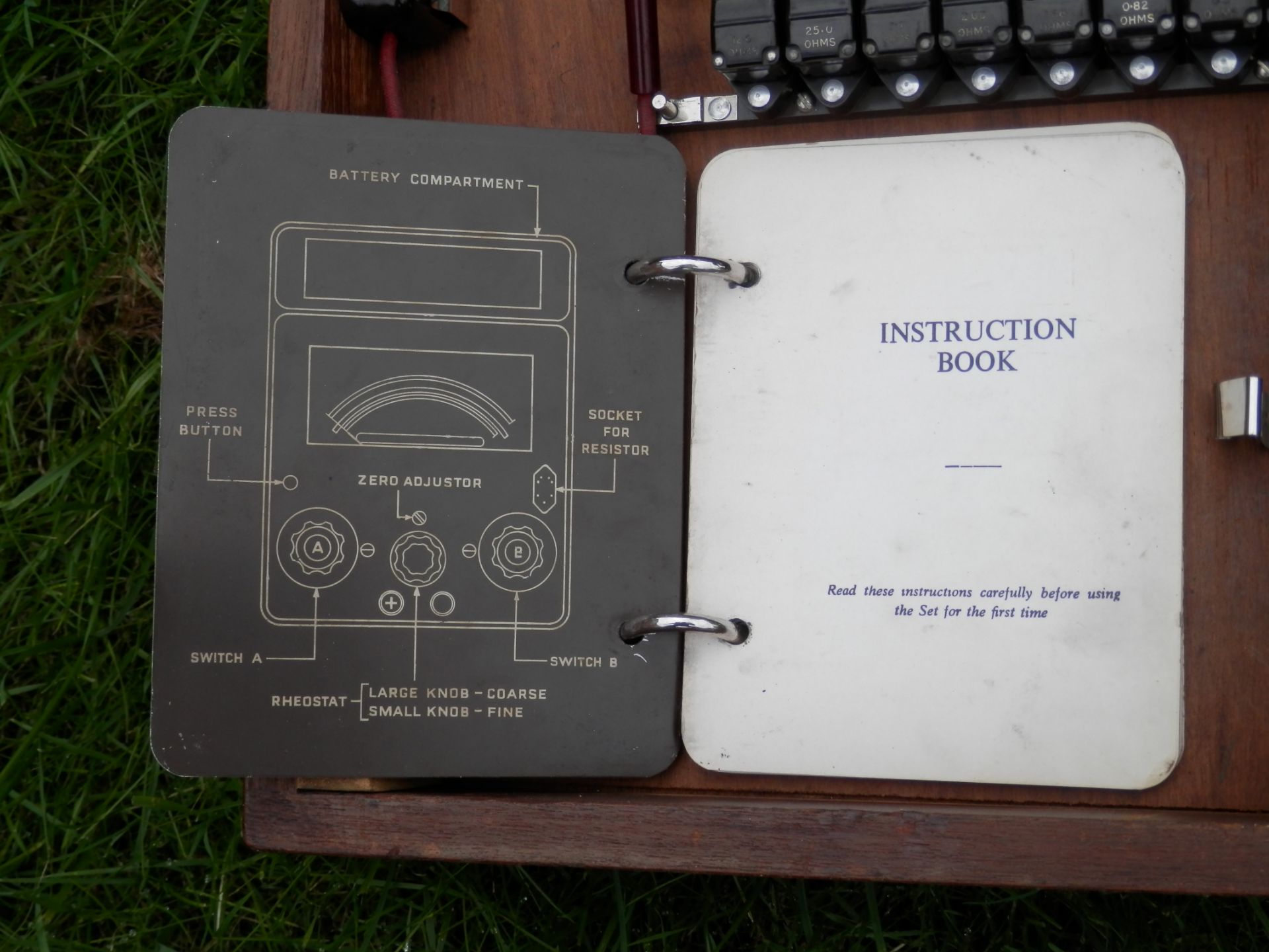 RARE, LARGE & HEAVY VINTAGE ARMY MILITARY ISSUE ELECTRICAL TEST KIT, WITH SOLID WOODEN CASE. - Image 5 of 5