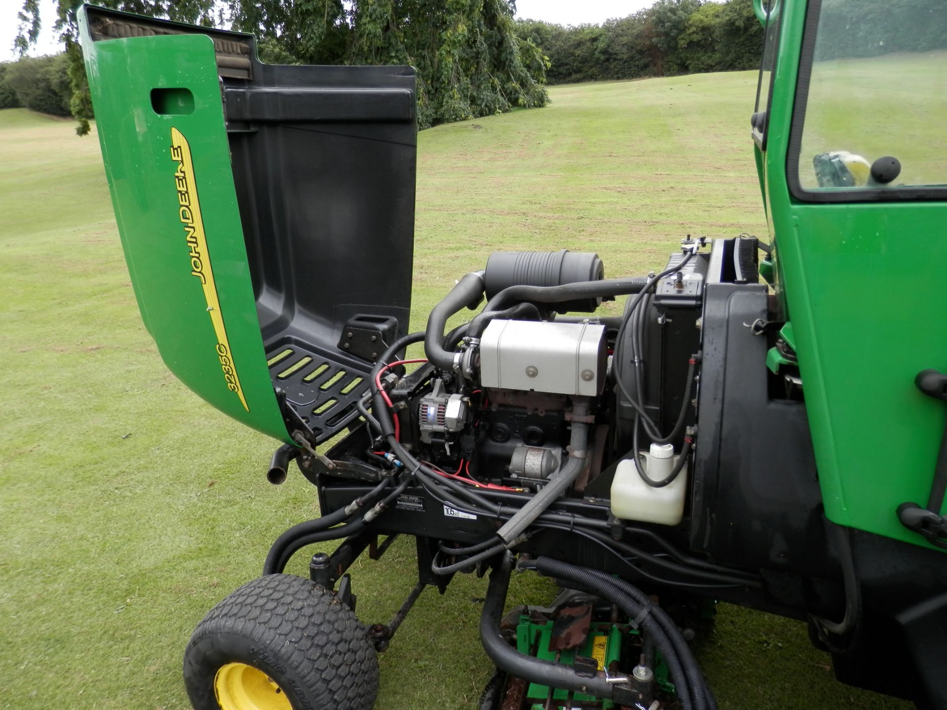 2005 JOHN DEER 3235C WIDE CUT DIESEL RIDE ON MOWER, FULLY WORKING, IDEAL FOR LARGE AREAS & ESTATES - Image 10 of 14