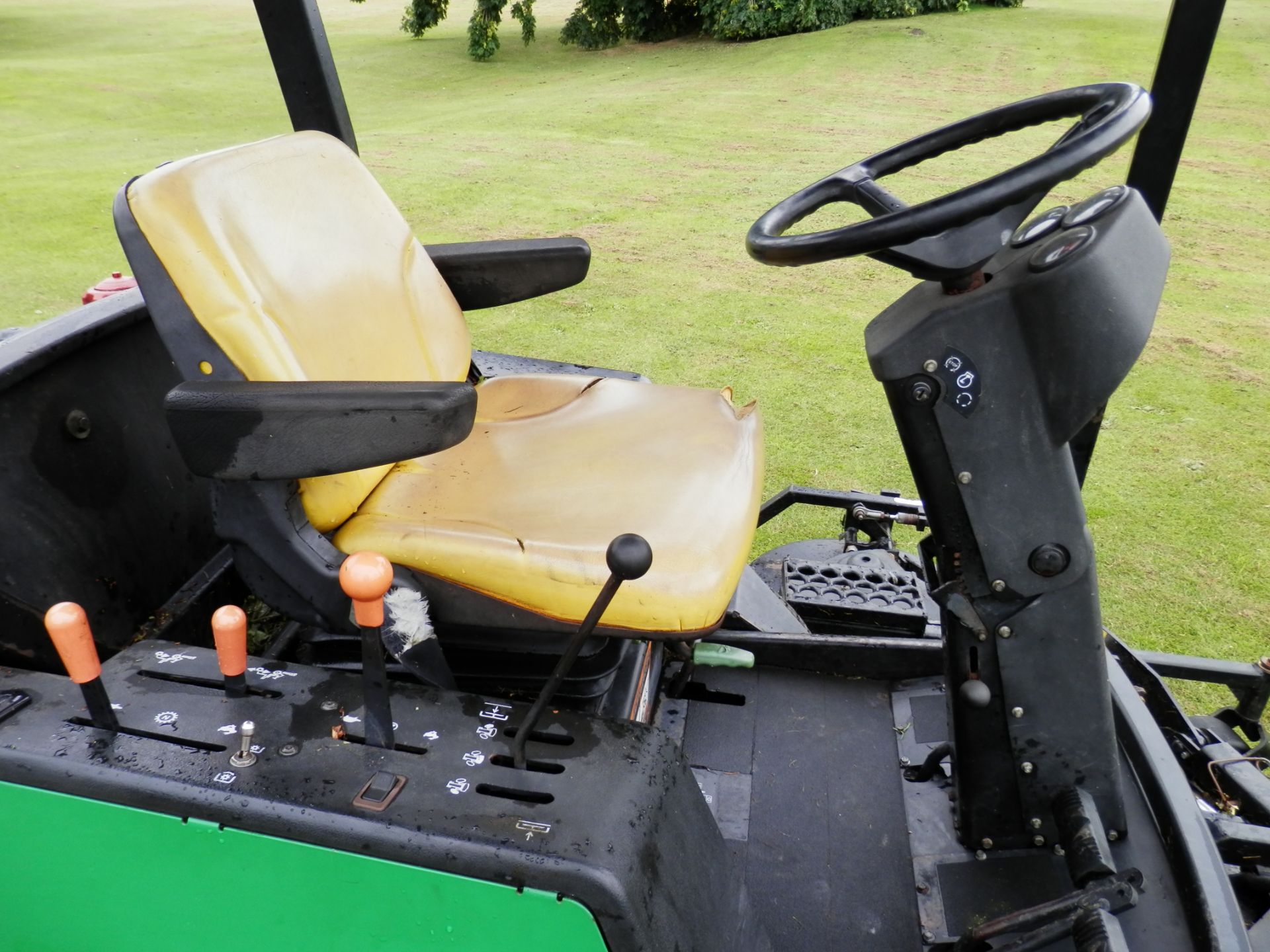 2001 JOHN DEER 1620, MASSIVE 96" CUT, DIESEL RIDE ON MOWER. IDEAL FOR LARGE ESTATES OR SPORTS FIELDS - Image 9 of 12