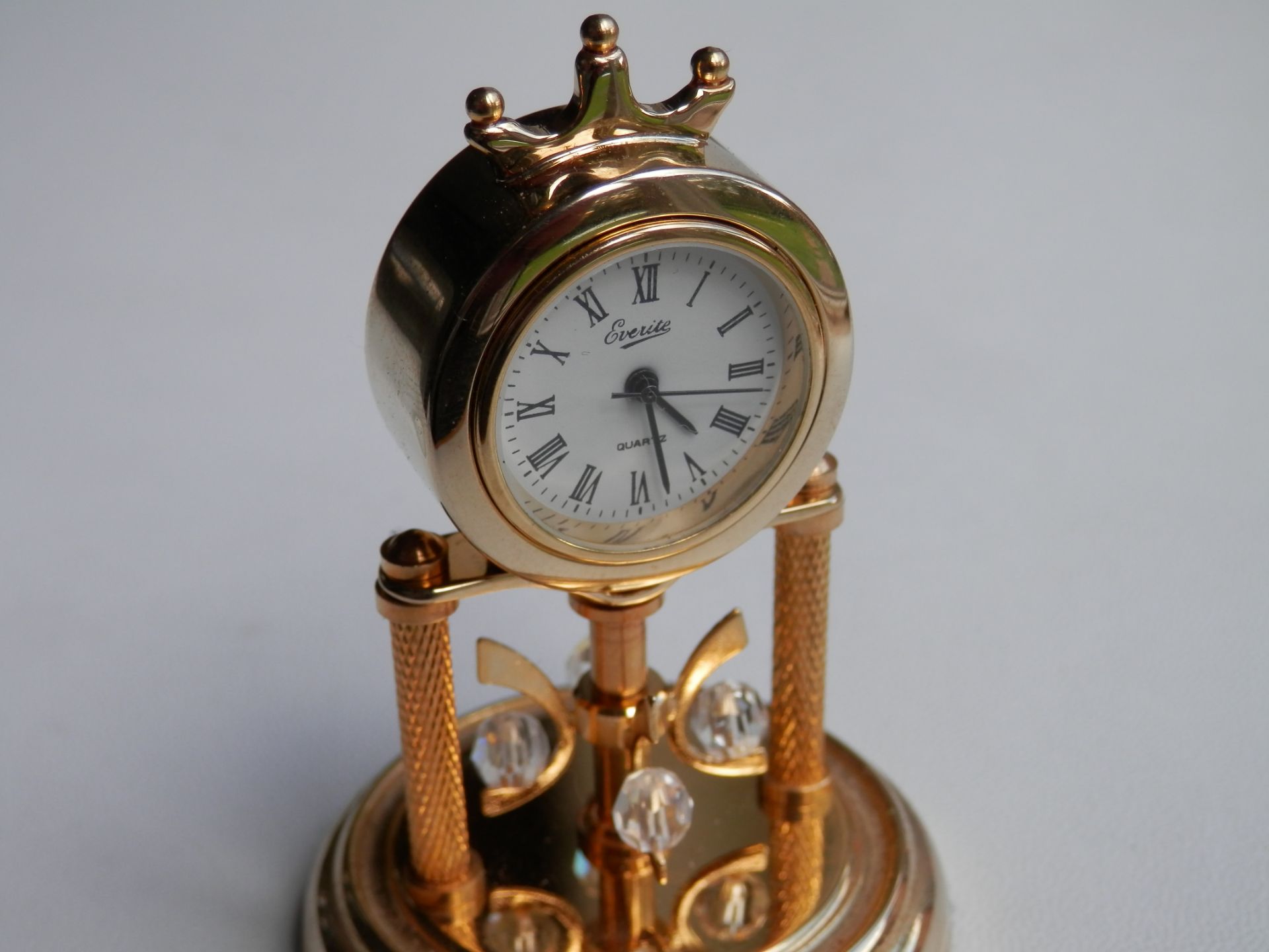 LOVELY 3" EVERITE WORKING BRASS ANNIVERSARY QUARTZ MINIATURE CLOCK WITH GLASS DOME & CASE. - Image 3 of 4