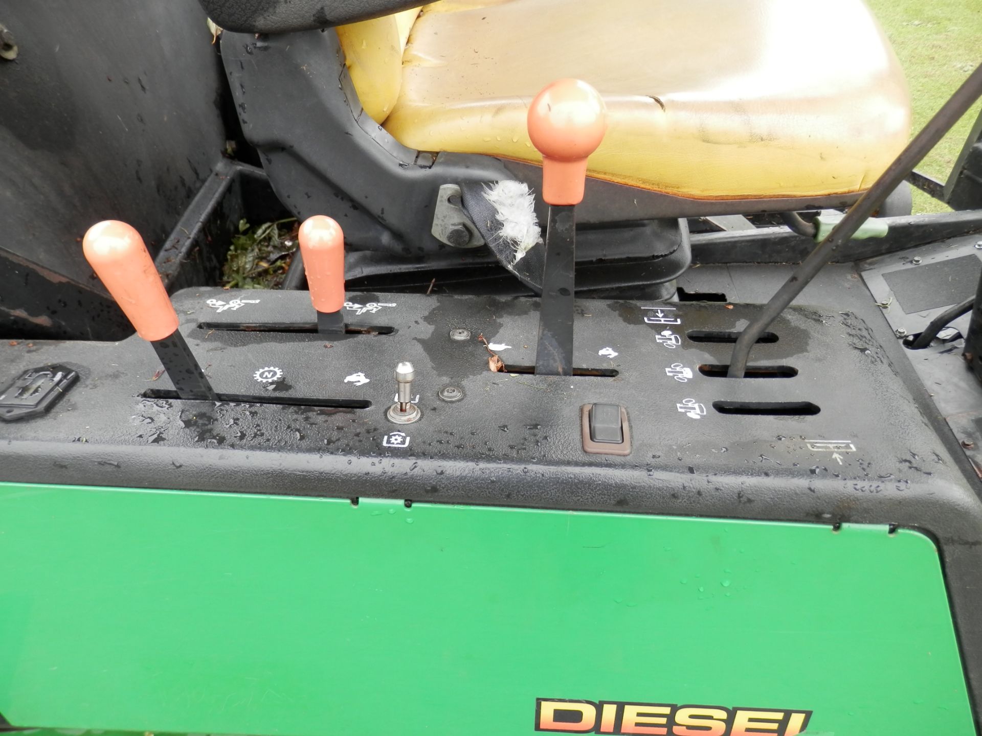 2001 JOHN DEER 1620, MASSIVE 96" CUT, DIESEL RIDE ON MOWER. IDEAL FOR LARGE ESTATES OR SPORTS FIELDS - Image 10 of 12